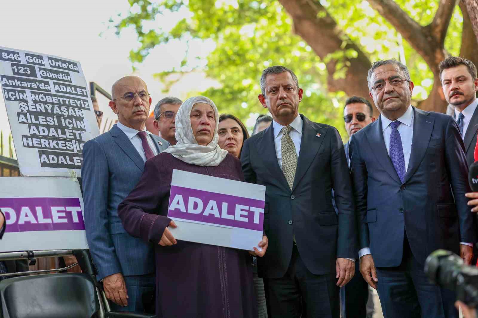 CUMHURİYET HALK PARTİSİ GENEL BAŞKANI ÖZGÜR ÖZEL, ADALET BAKANLIĞI ÖNÜNDE