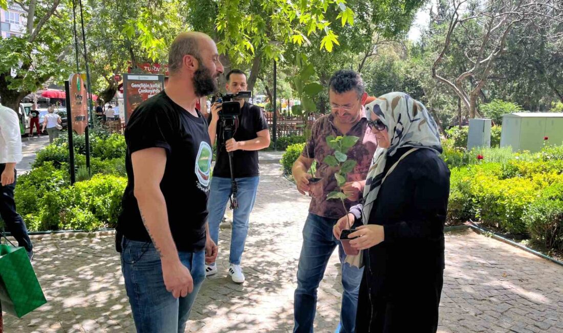 ANKARA’DA BİR VATANDAŞ, 16 HAZİRAN BABALAR GÜNÜ SEBEBİYLE VATANDAŞLARA ‘ARONYA