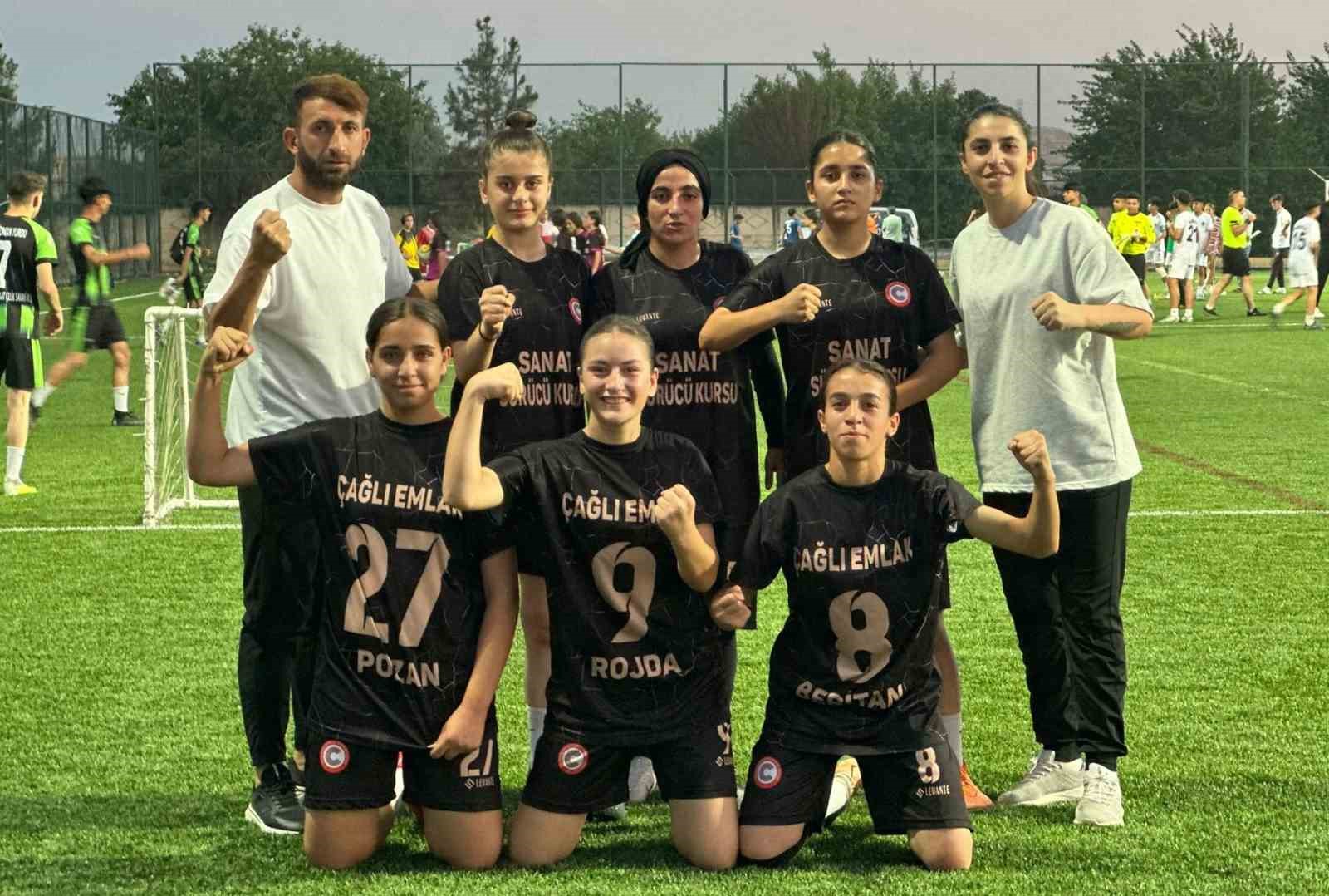 Cizreli kızlar, sokak futbolu 5×5 oyunlarında bölge şampiyonu oldu