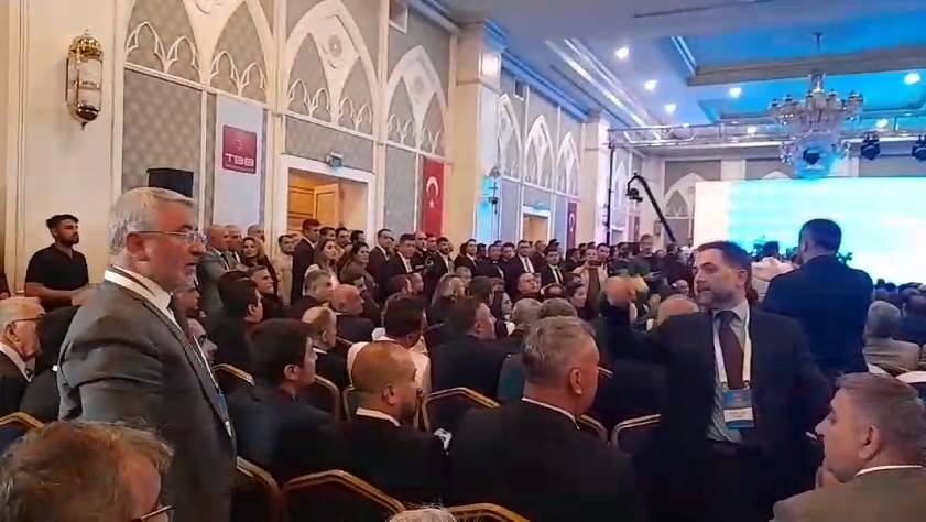 Çorum Belediye Başkanı Aşgın: “Teröristler övülürken sessiz kalamazdım”