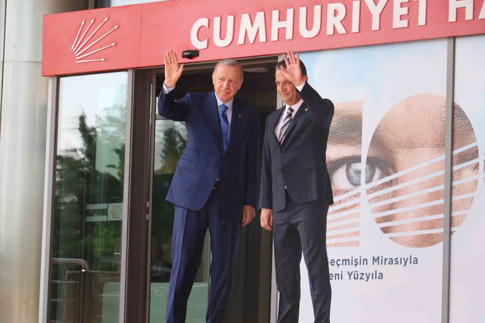 CUMHURBAŞKANI RECEP TAYYİP ERDOĞAN, CHP GENEL BAŞKANI ÖZGÜR ÖZEL’E İADEİZİYARETTE