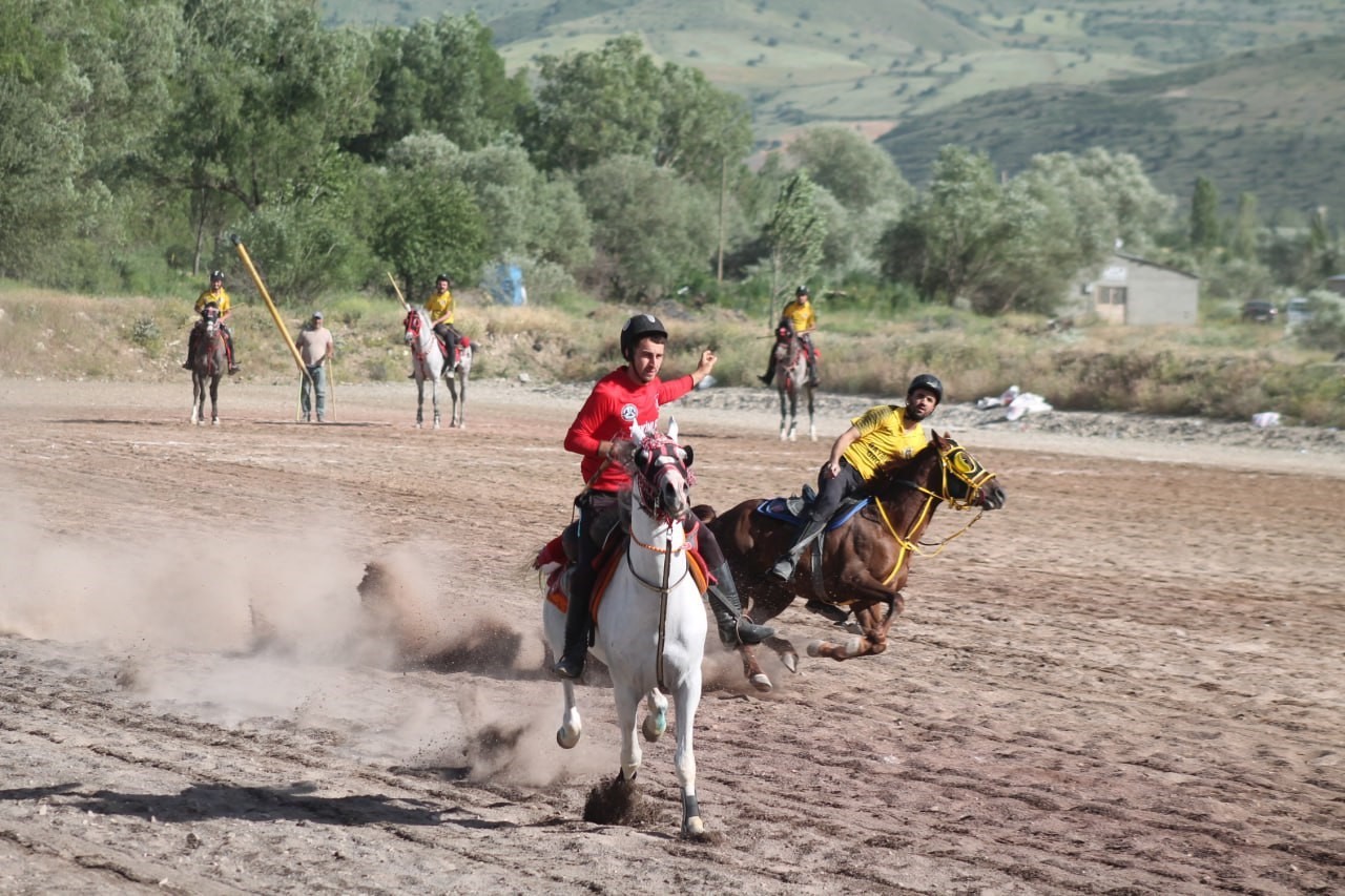 Dede Korkut diyarı Bayburt’ta festival tadında cirit şöleni yaşanıyor