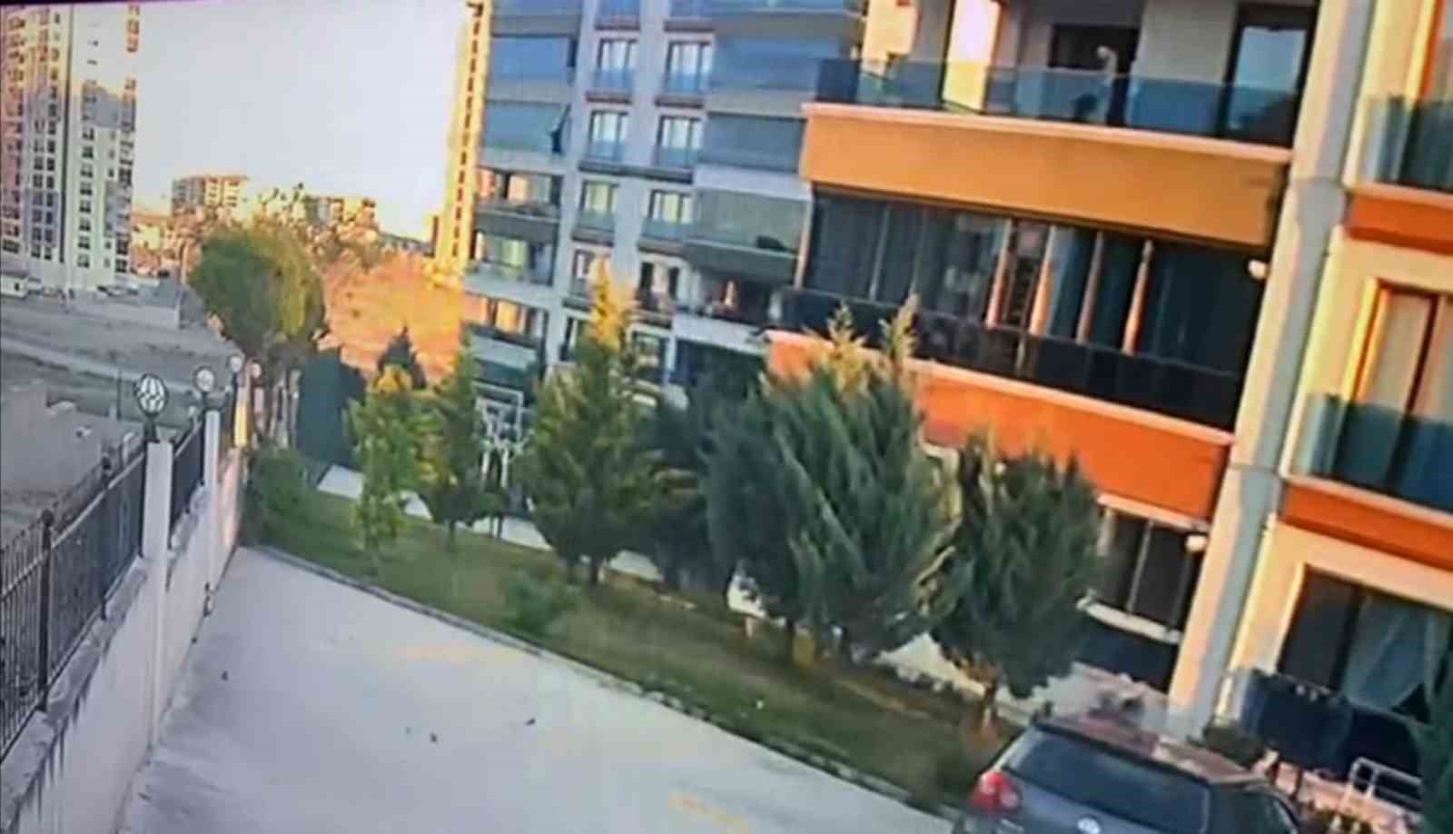 ANKARA’DA, EVİNİN CAMINI SİLMEYE ÇALIŞIRKEN 7. KATTAN YERE ÇAKILARAK ÖLEN