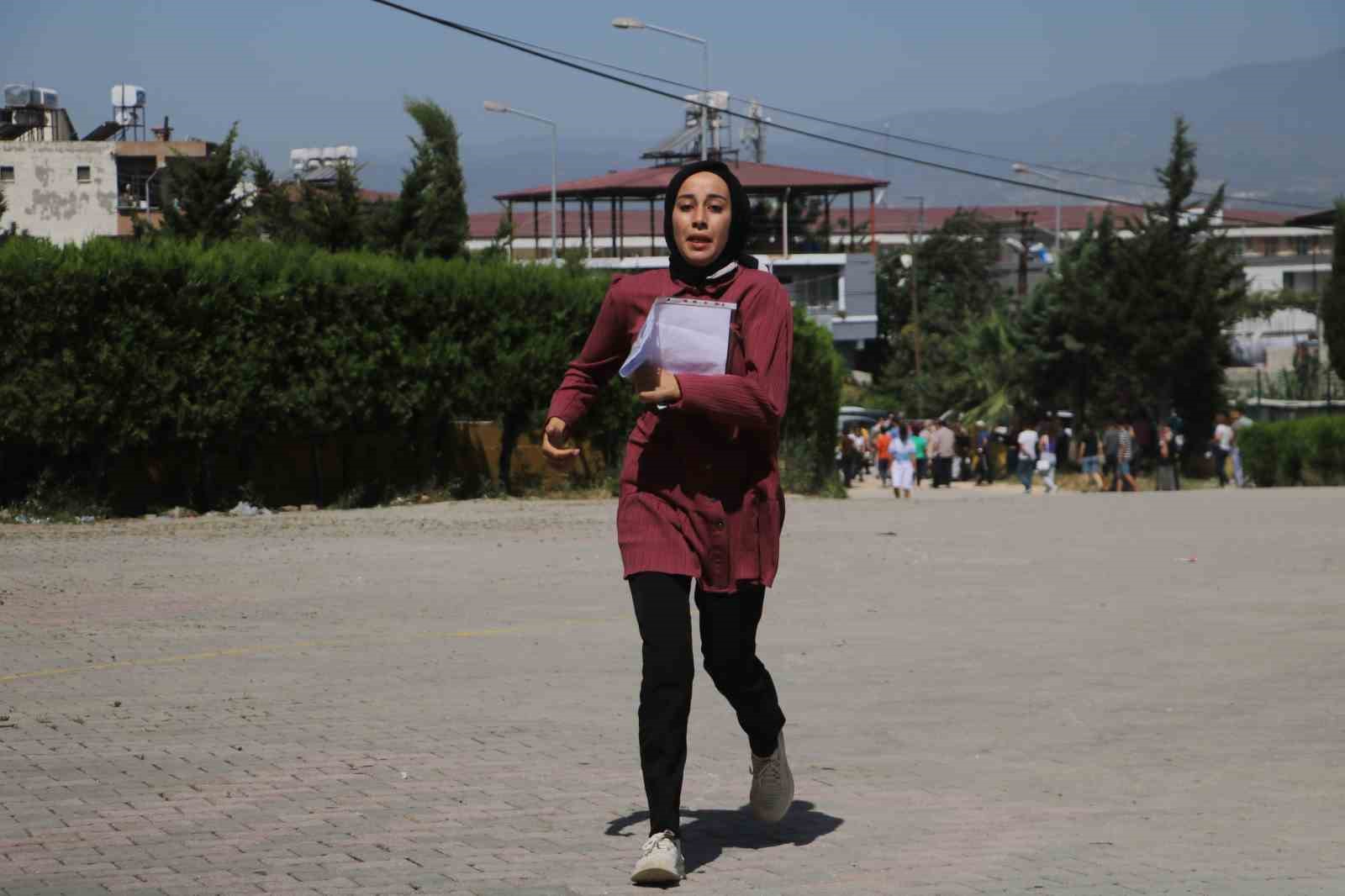 DEPREMİN VURDUĞU HATAY’DA YÜKSEK ÖĞRETİM SINAVI’NIN İLK MARATONU OLAN YKS’YE