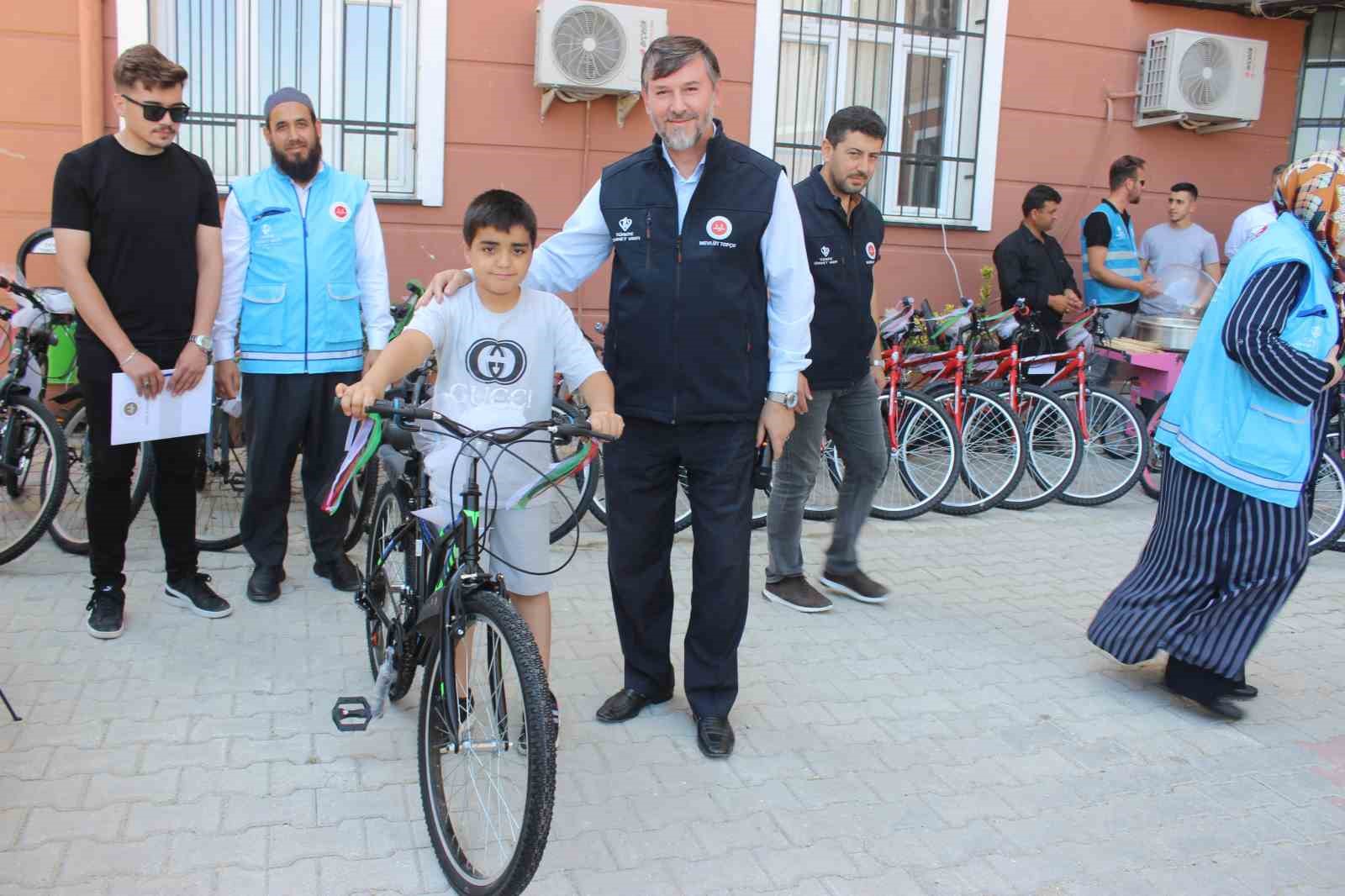 Depremzede yetimlerin yüzü hediye edilen bisikletlerle güldü