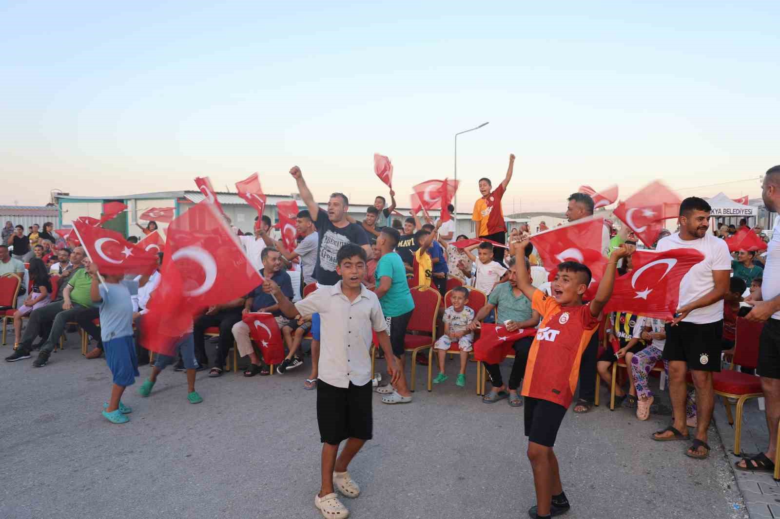 Depremzedeler, milli maç heyecanını konteyner kente kurulan dev ekranda yaşadı