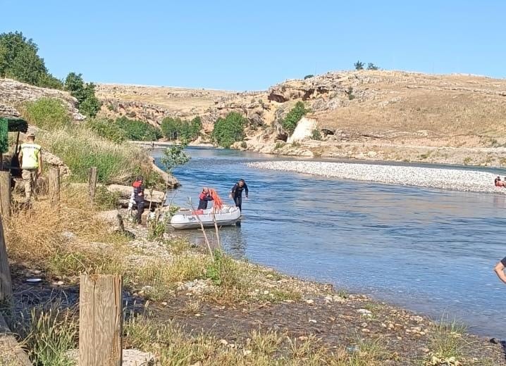 Dicle Nehri’nde mahsur kalan 4 çocuk ve genç kurtarıldı