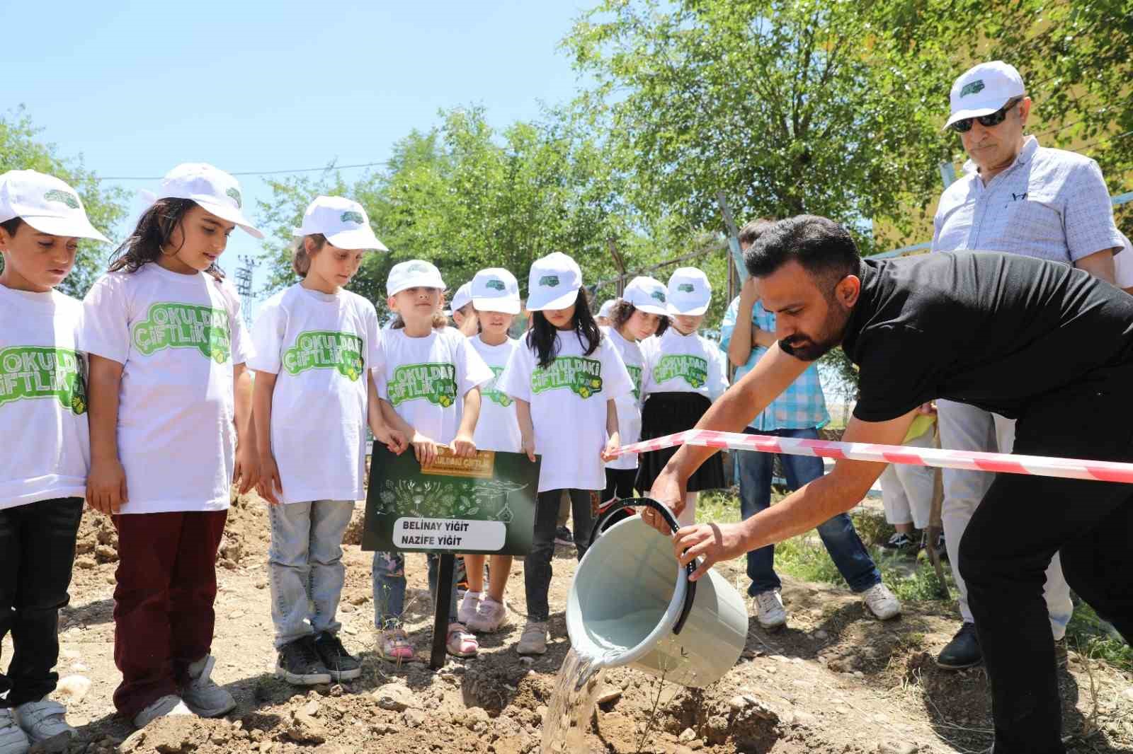 Diyarbakır’da fidanlar miniklerin eliyle toprakla buluştu