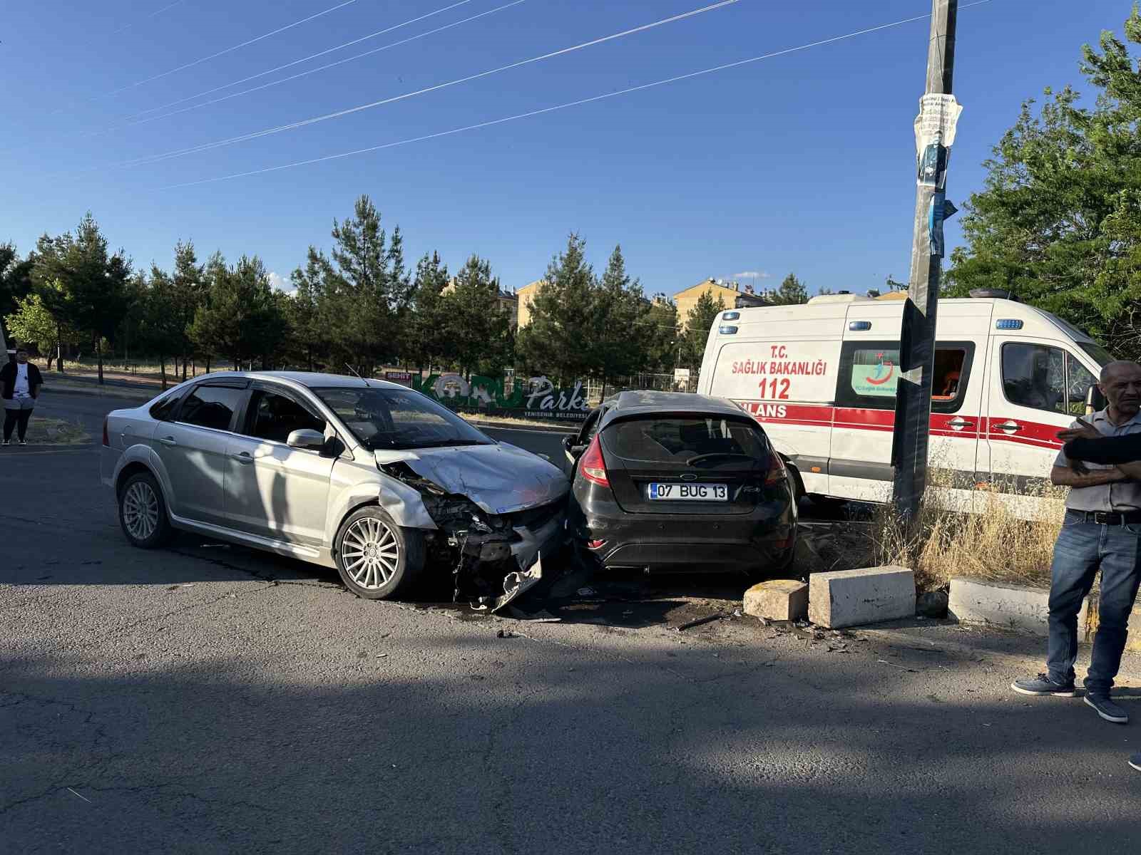 Diyarbakır’da iki otomobil çarpıştı: 2’si çocuk 7 yaralı