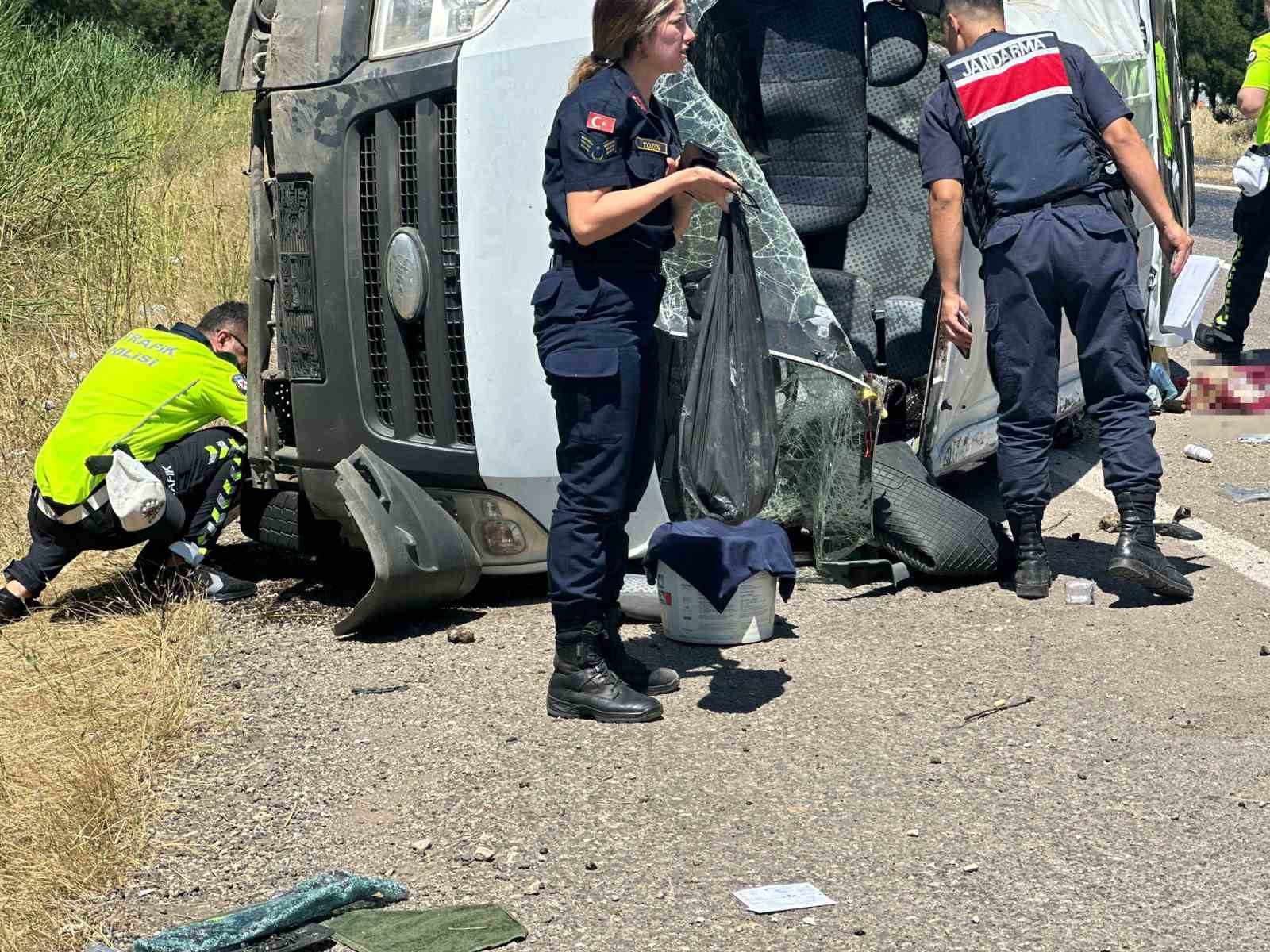 Diyarbakır’da mevsimlik işçilerini taşıyan minibüs devrildi: 7 yaralı