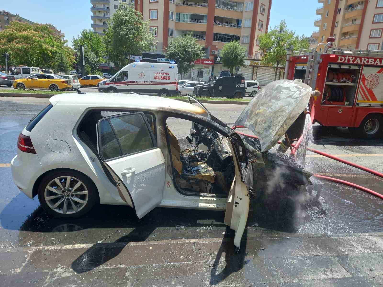 Diyarbakır’da park halindeki otomobil alev alev yandı