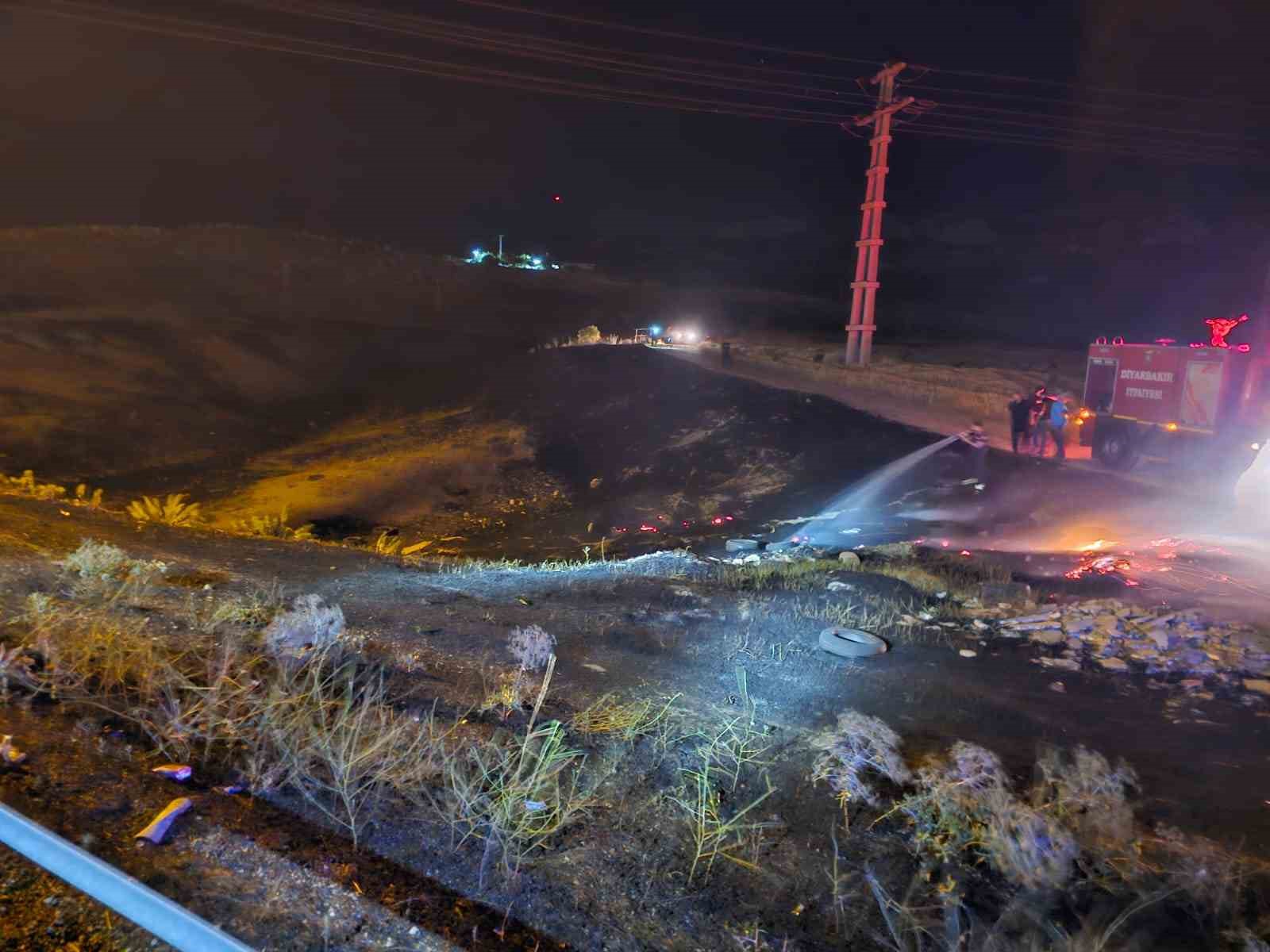 Diyarbakır’da yerleşim yerlerine ulaşan yangın söndürüldü