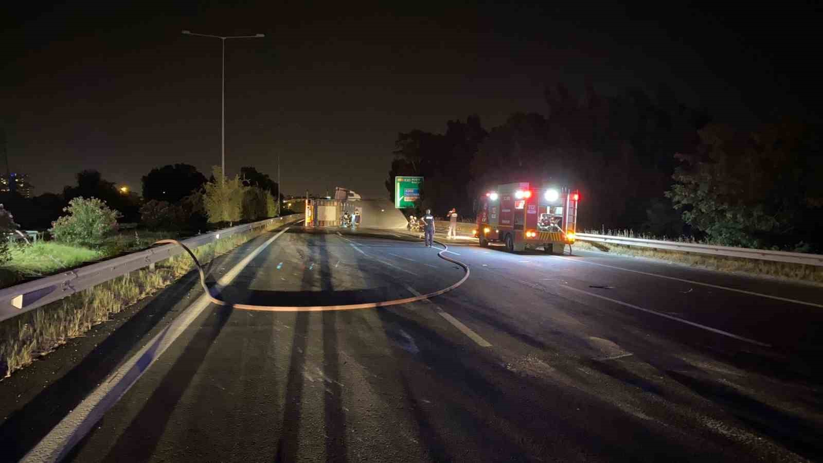 Doğalgaz yüklü tır devrildi, otoyol trafiğe kapatıldı