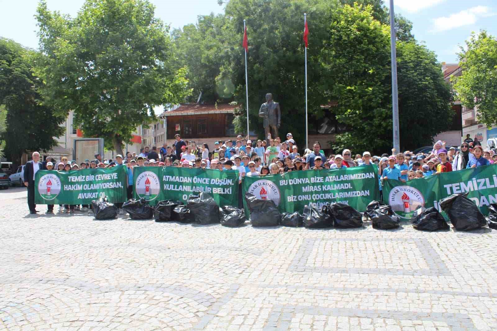 Domaniç’te  ilkokul öğrencilerinin çevre temizliği etkinliği