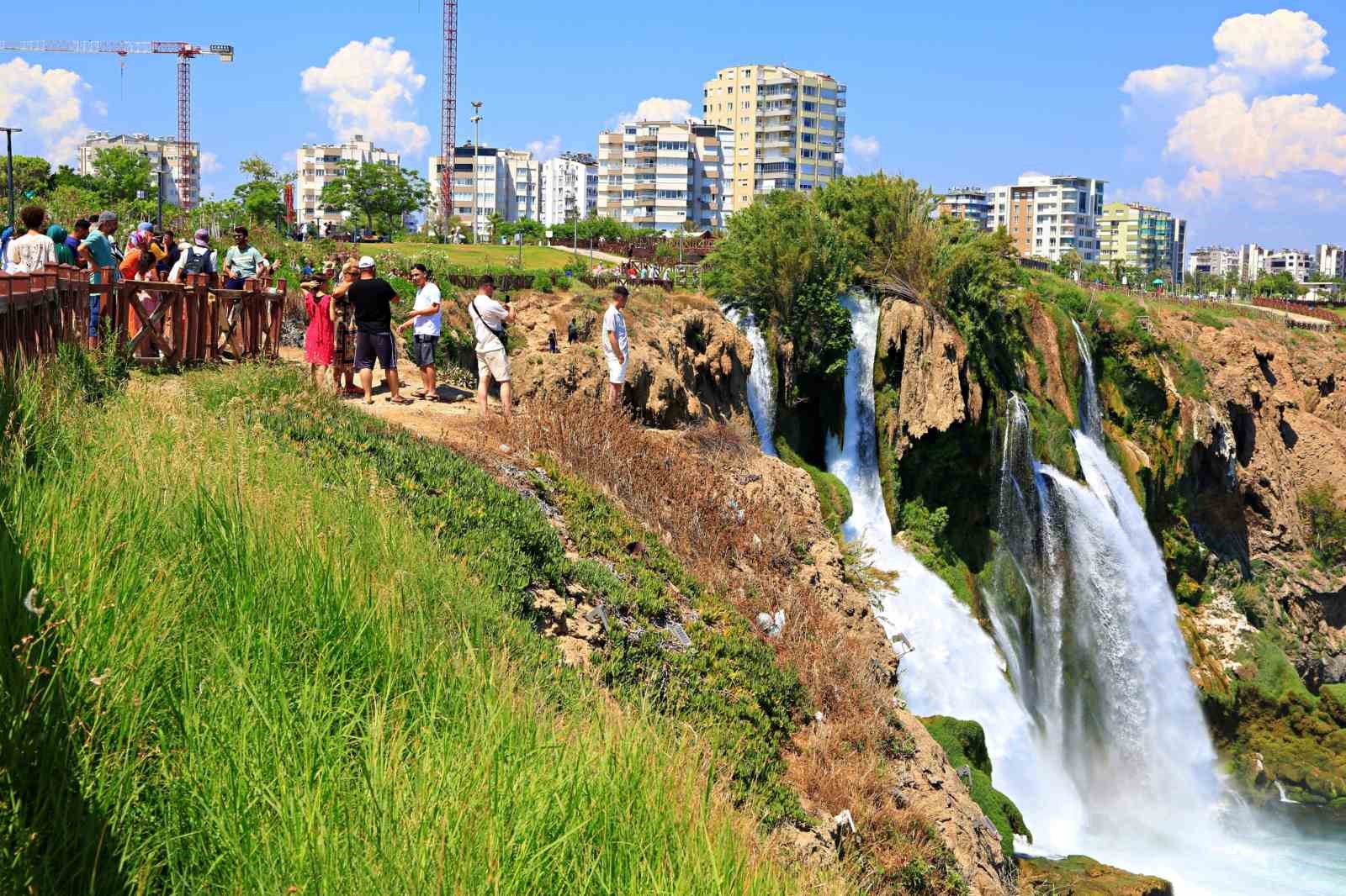 Düden Şelalesi’ne tatilci akını