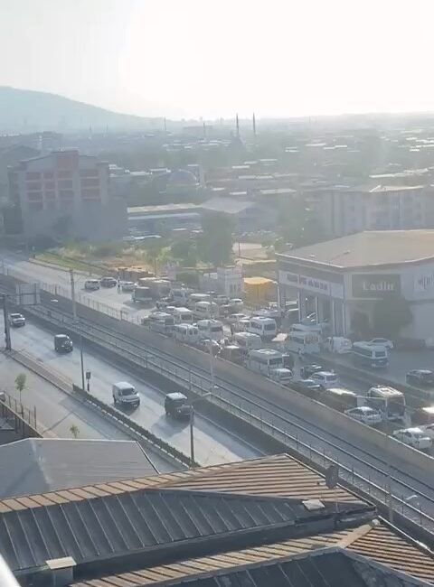 BURSA'DA ŞEHİRLERARASI YOLU KAPATARAK