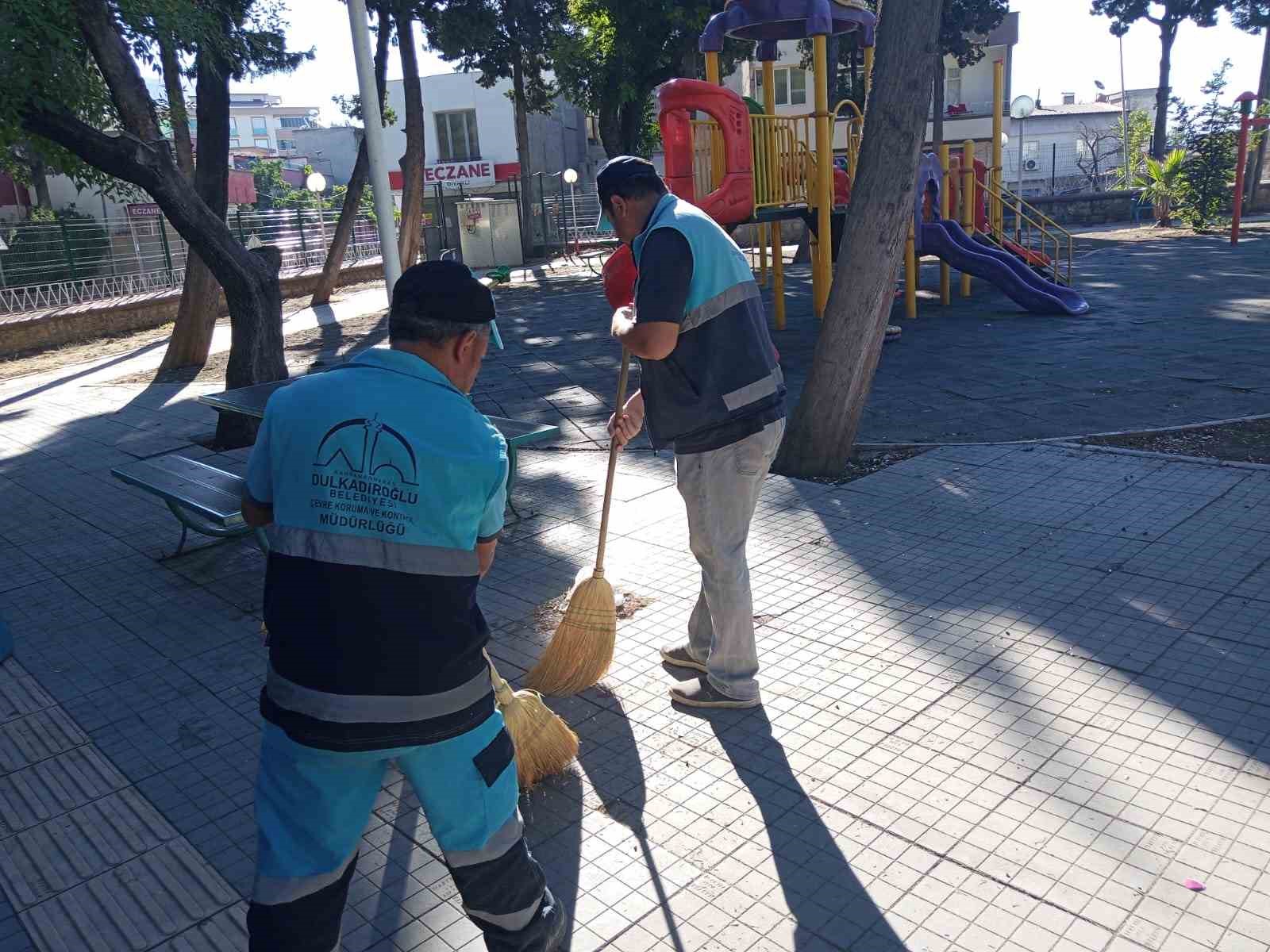 Dulkadiroğlu’nda park ve bahçelerin temizliği