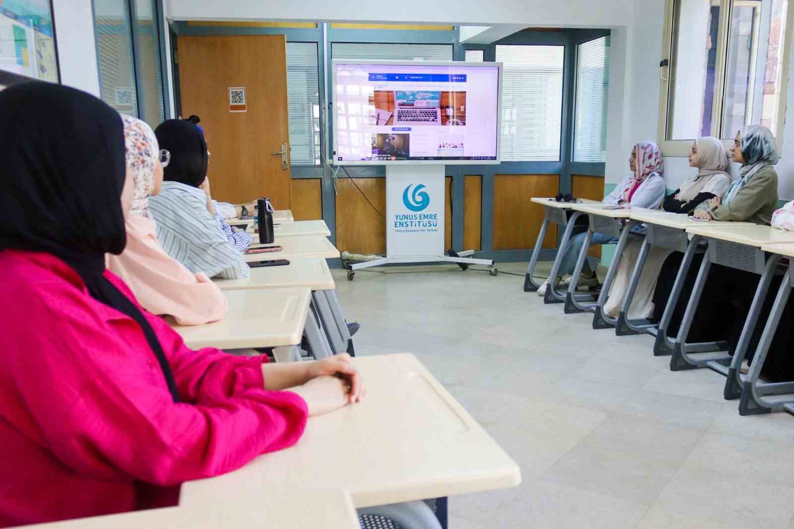 YUNUS EMRE ENSTİTÜSÜ, HAYATA GEÇİRDİĞİ “TÜRKÇENİN SESİ RADYOSU” ARACILIĞIYLA HEM