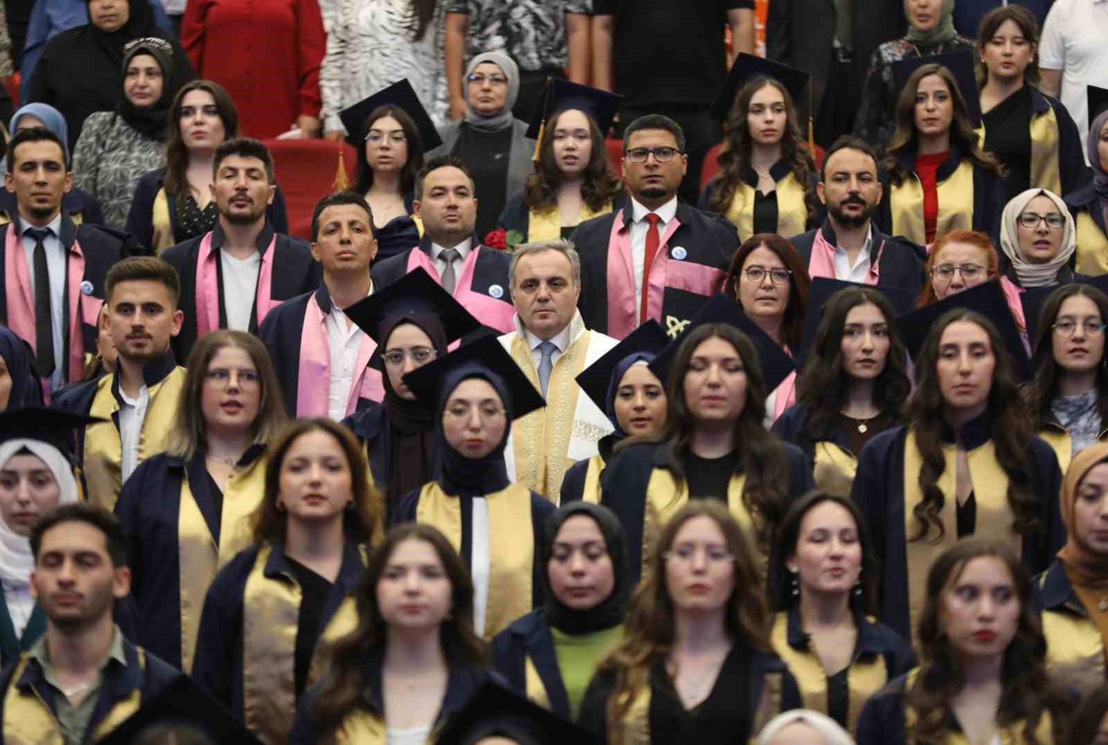 ERÜ Halil Bayraktar Sağlık Hizmetleri Meslek Yüksekokulu, yeni mezunlarını verdi