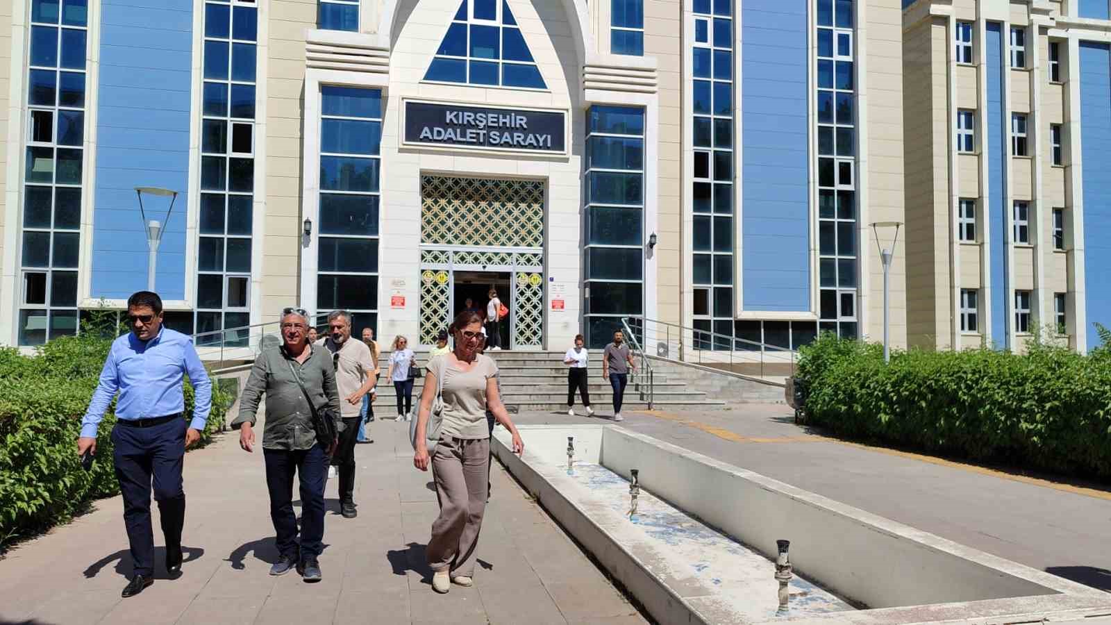 Eski öğrencisinin tacizine uğradığı iddia edilen akademisyen: “7 aydır evimde esirim”