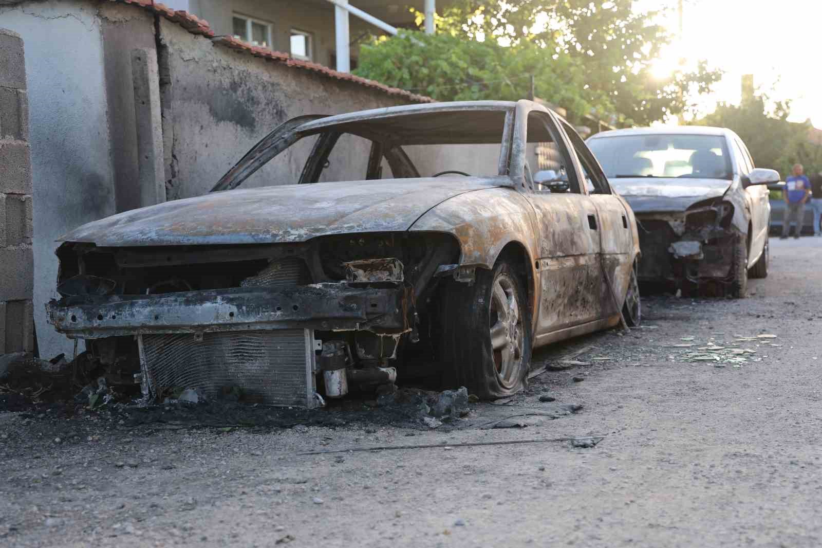 Evin önündeki iki aracı ateşe verdiler