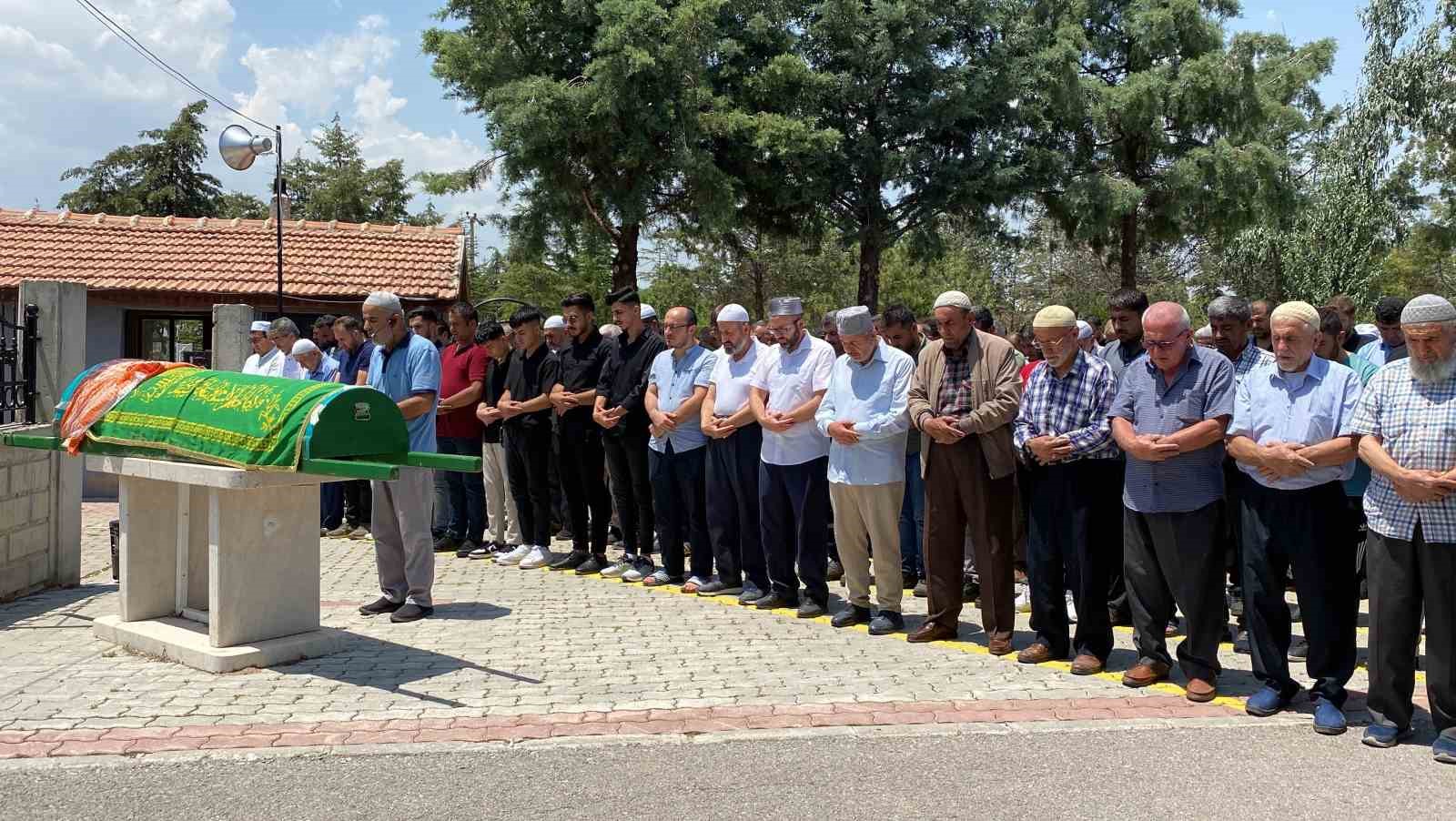 Evinin önünde öldürülen 4 çocuk annesi son yolculuğuna uğurlandı