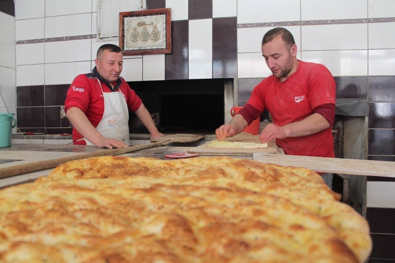 Fırıncıların 200 derece ateş başında ekmek mesaisi