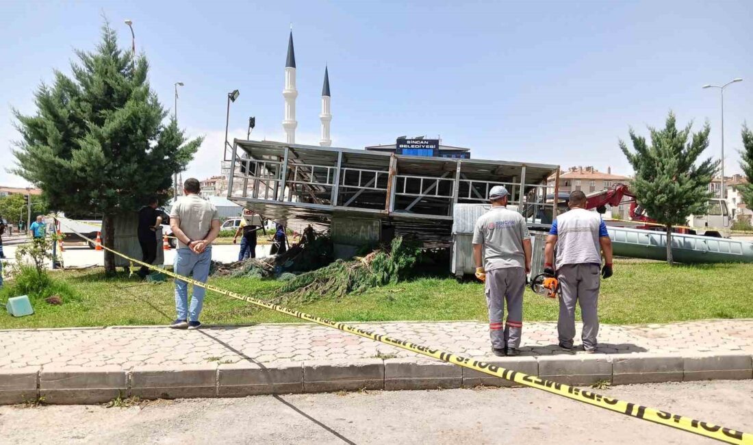 ANKARA’DA FIRTINA SEBEBİYLE YERİNDEN SÖKÜLEN REKLAM PANOSUNUN ALTINDA KALAN 22