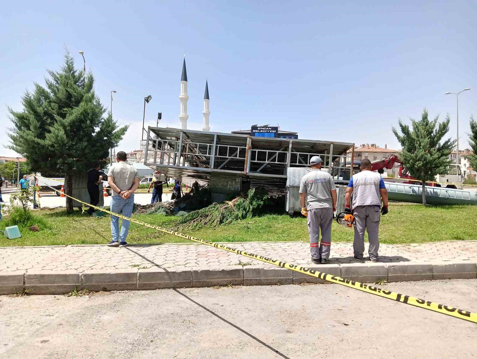 ANKARA’DA FIRTINA SEBEBİYLE YERİNDEN SÖKÜLEN REKLAM PANOSUNUN ALTINDA KALAN 22