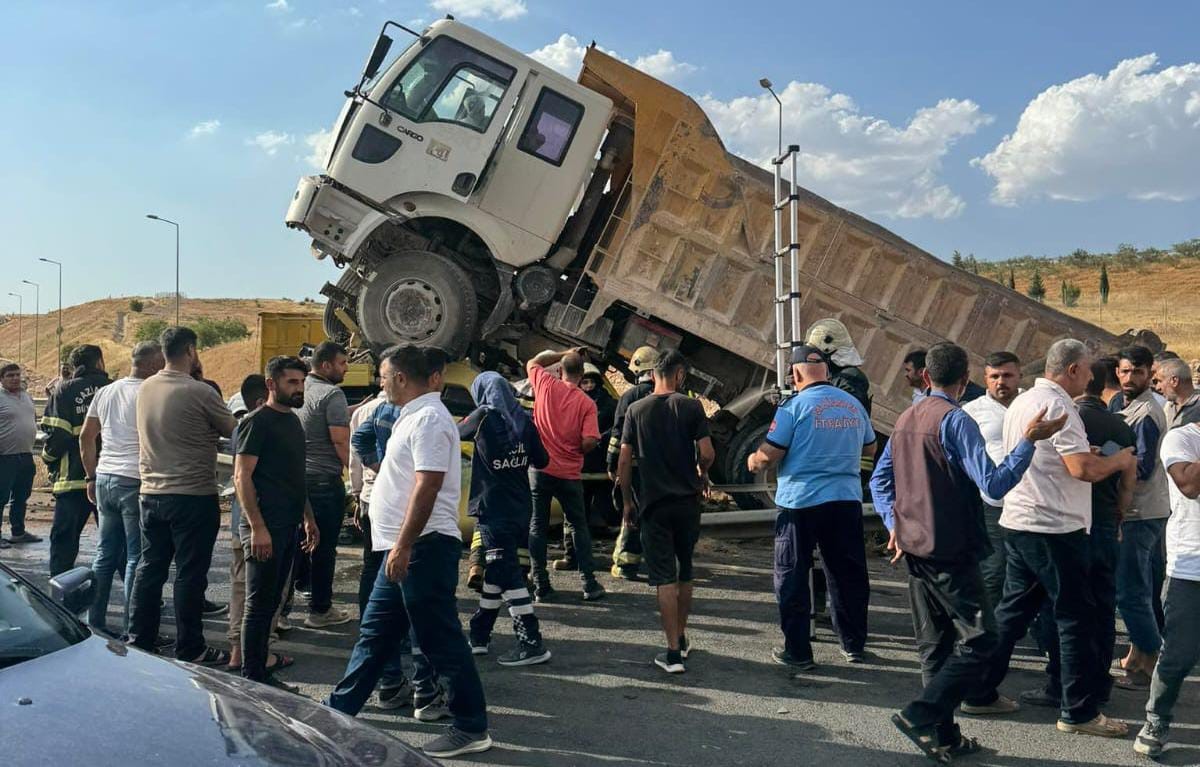 Gaziantep’te tır ve kamyon çarpıştı: 1 ölü, 2 yaralı