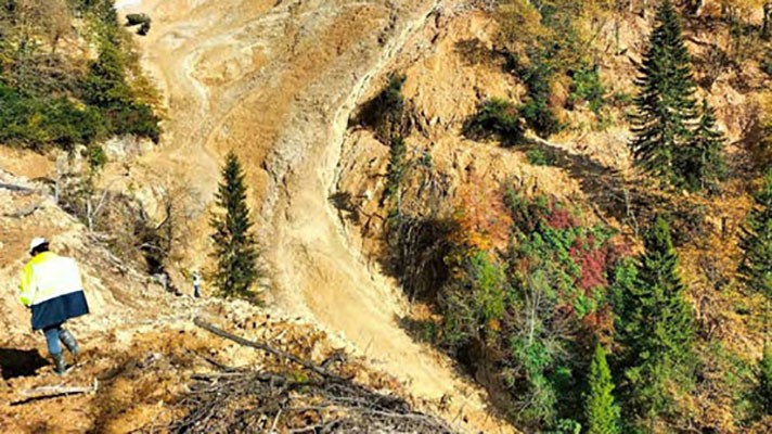 Giresun’da madende iş makinesinin üzerine kaya düştü: 1 yaralı