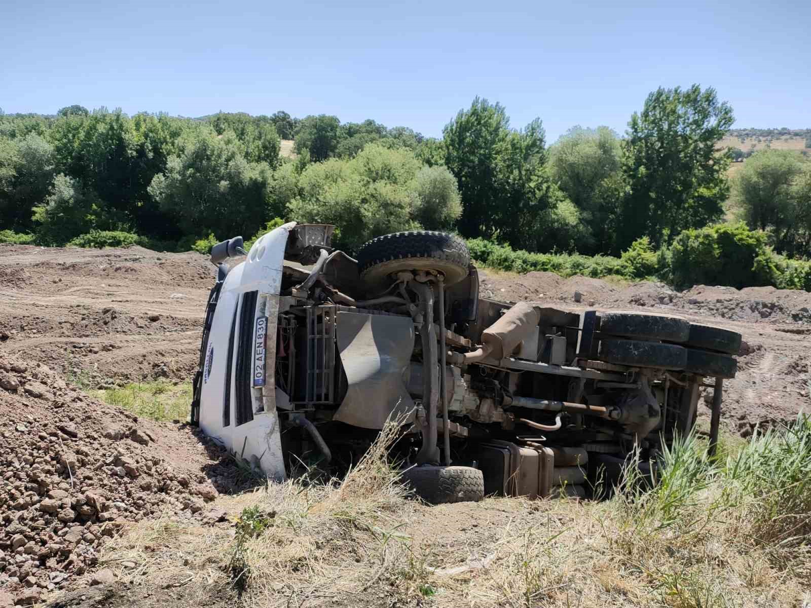 Gölbaşı’nda yük boşaltan kamyon şarampole devrildi