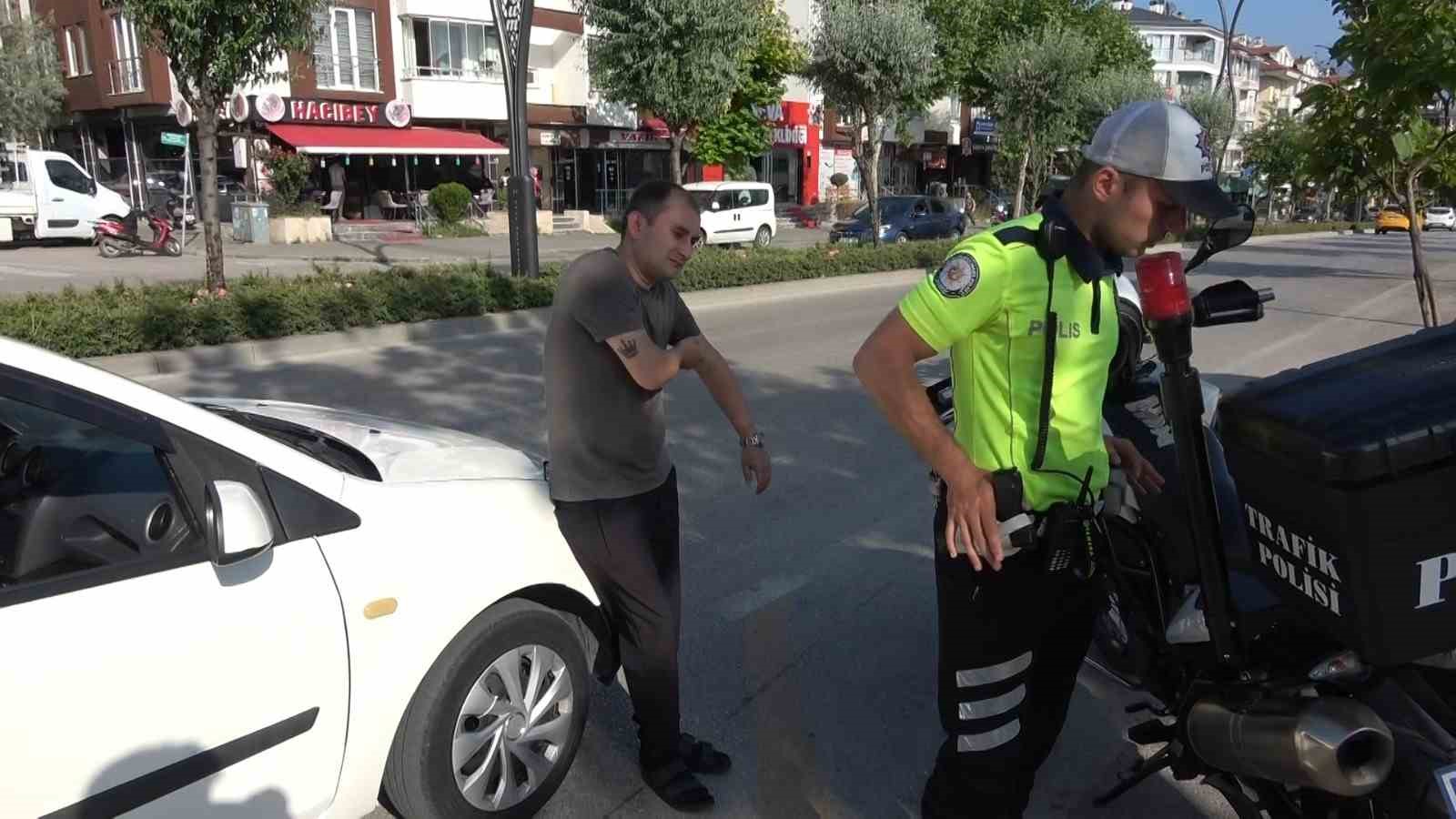 Güneşli havada sis farı yakınca ceza yedi, “Sis farlarının açık olması hoşuma gidiyor” dedi