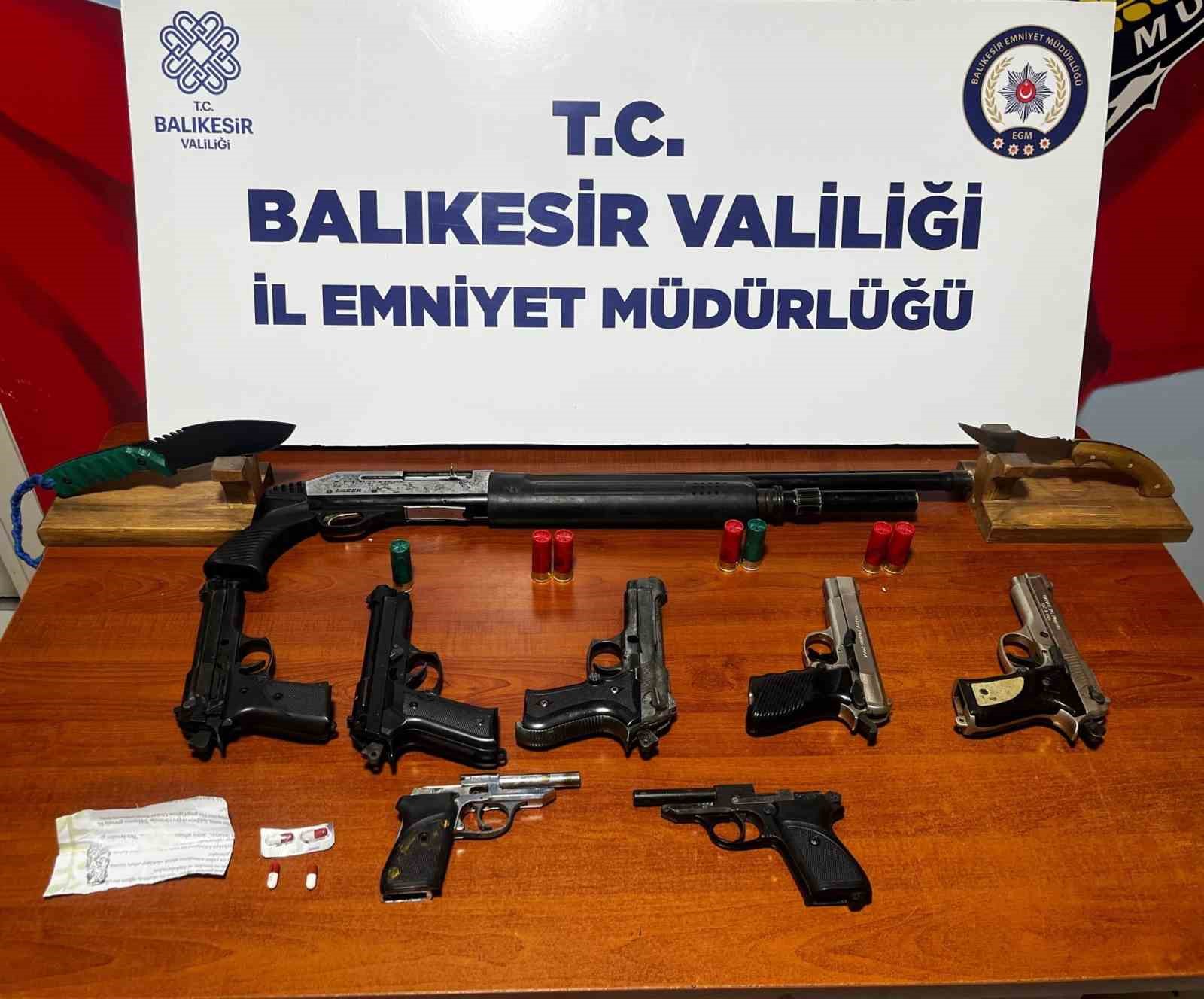 Halının içine saklanan uyuşturucu taciri yakayı ele verdi