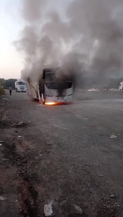 Hatay’da seyir halindeki servis aracı alev aldı