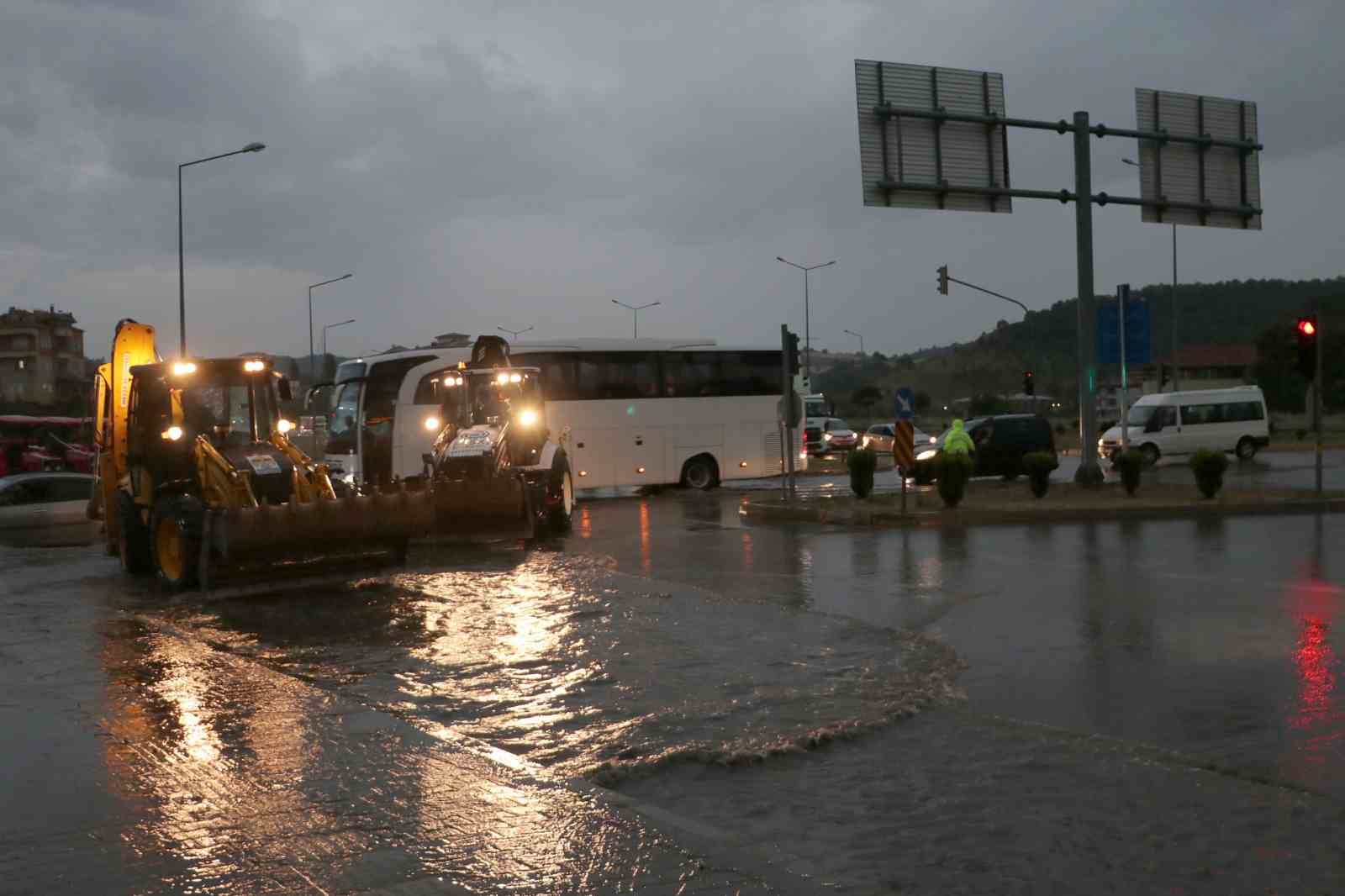 Havza’da sağanak ve dolu hayatı olumsuz etkiledi