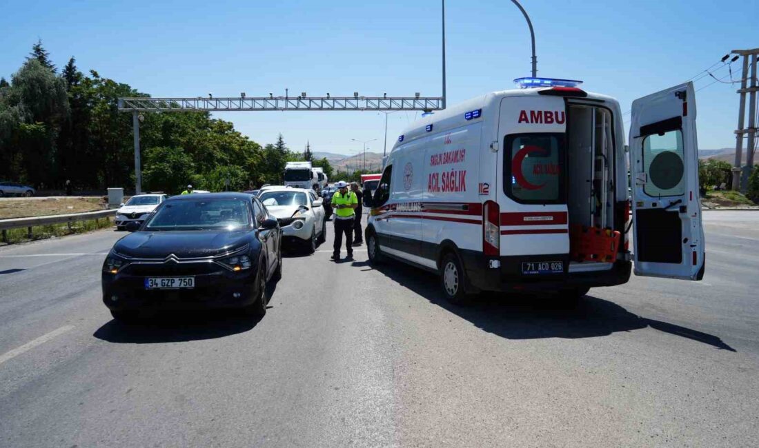 KIRIKKALE'DE, TRAFİK IŞIKLARINDA BEKLEYEN