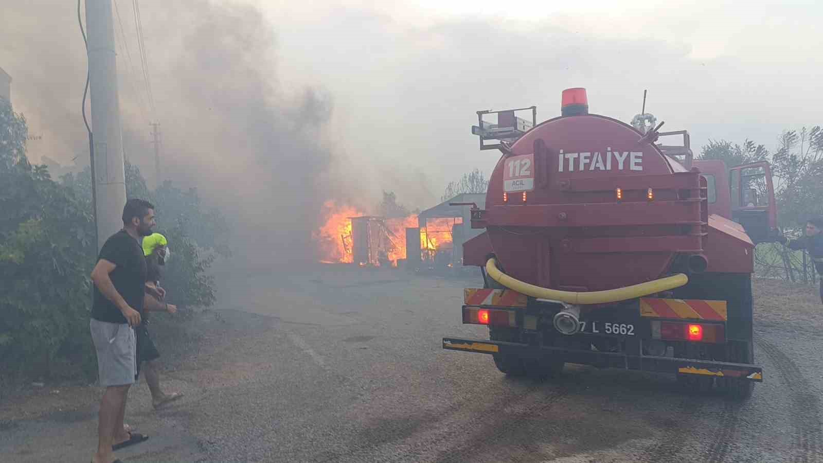 Hurda yakmak isterken, mahalleyi ateşe verdiler