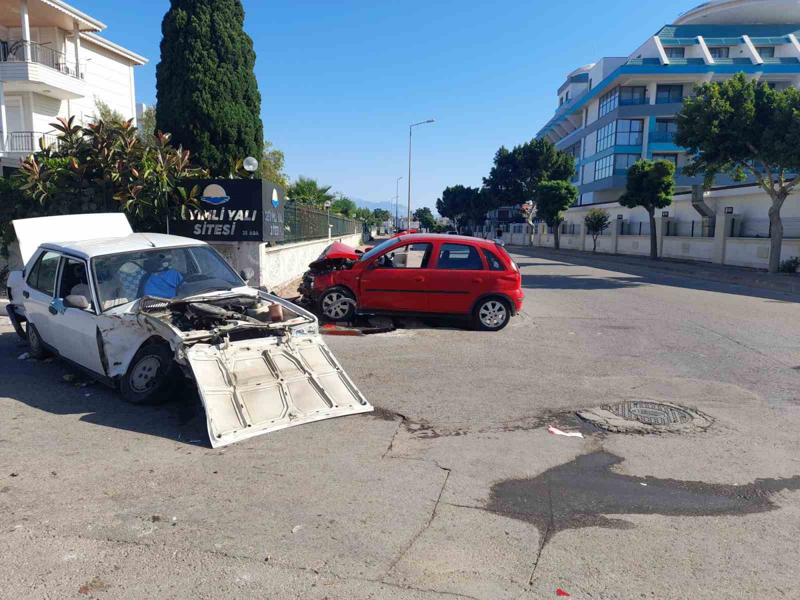 İki otomobil kafa kafaya çarpıştı: 2 yaralı