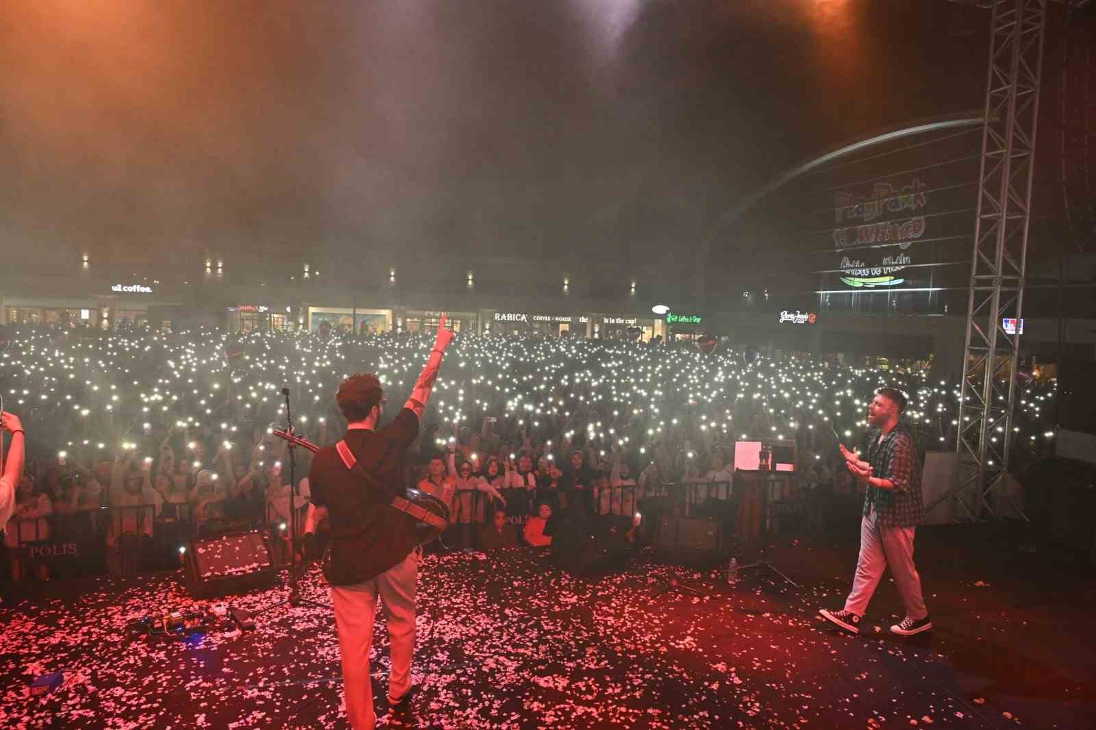 İkilem, Gül Festivali’nde Ispartalılara unutulmaz gece yaşattı