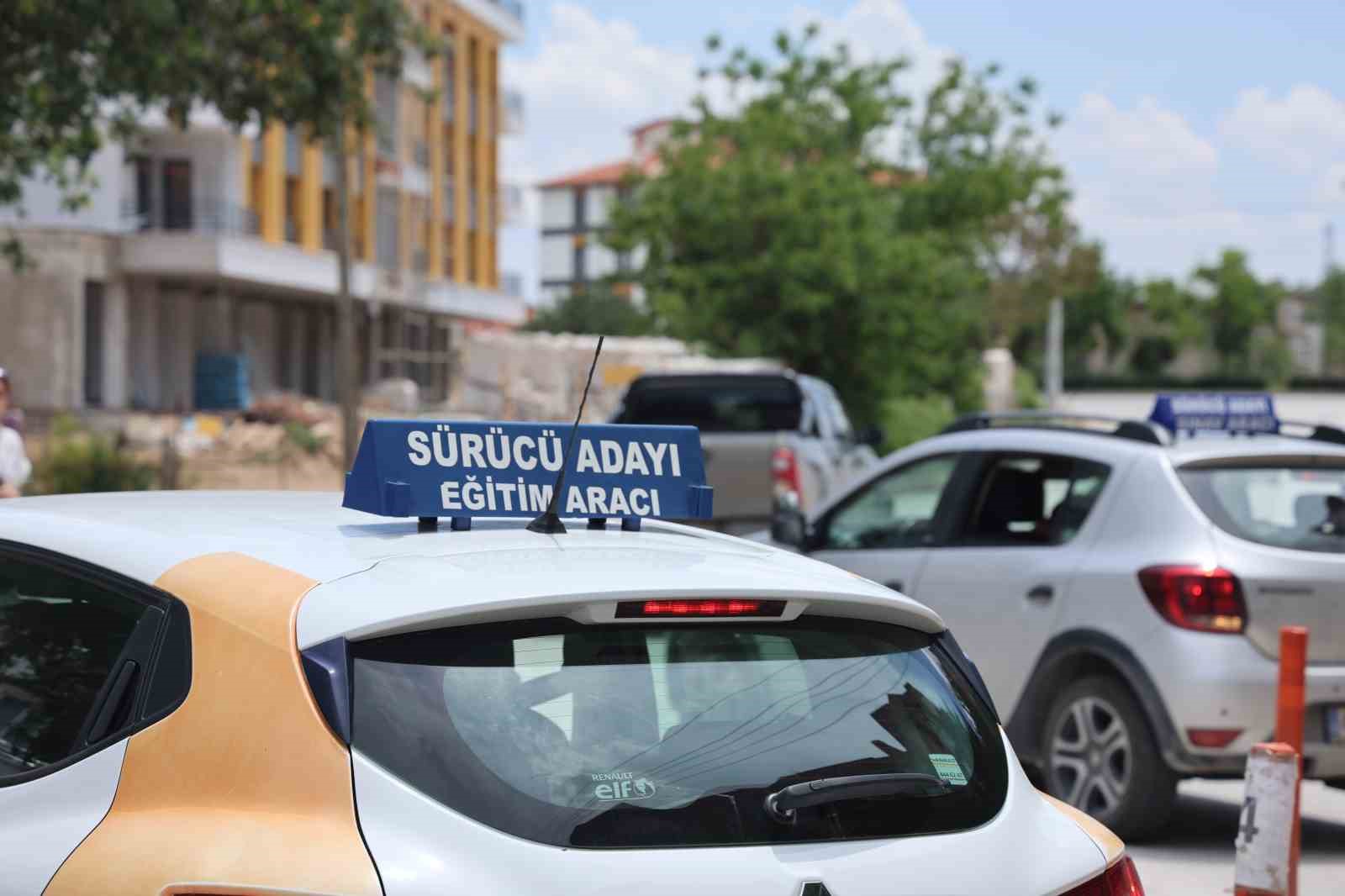 İlk araç sürüşünde “Eş ve babadan hoca olmaz” uyarısı