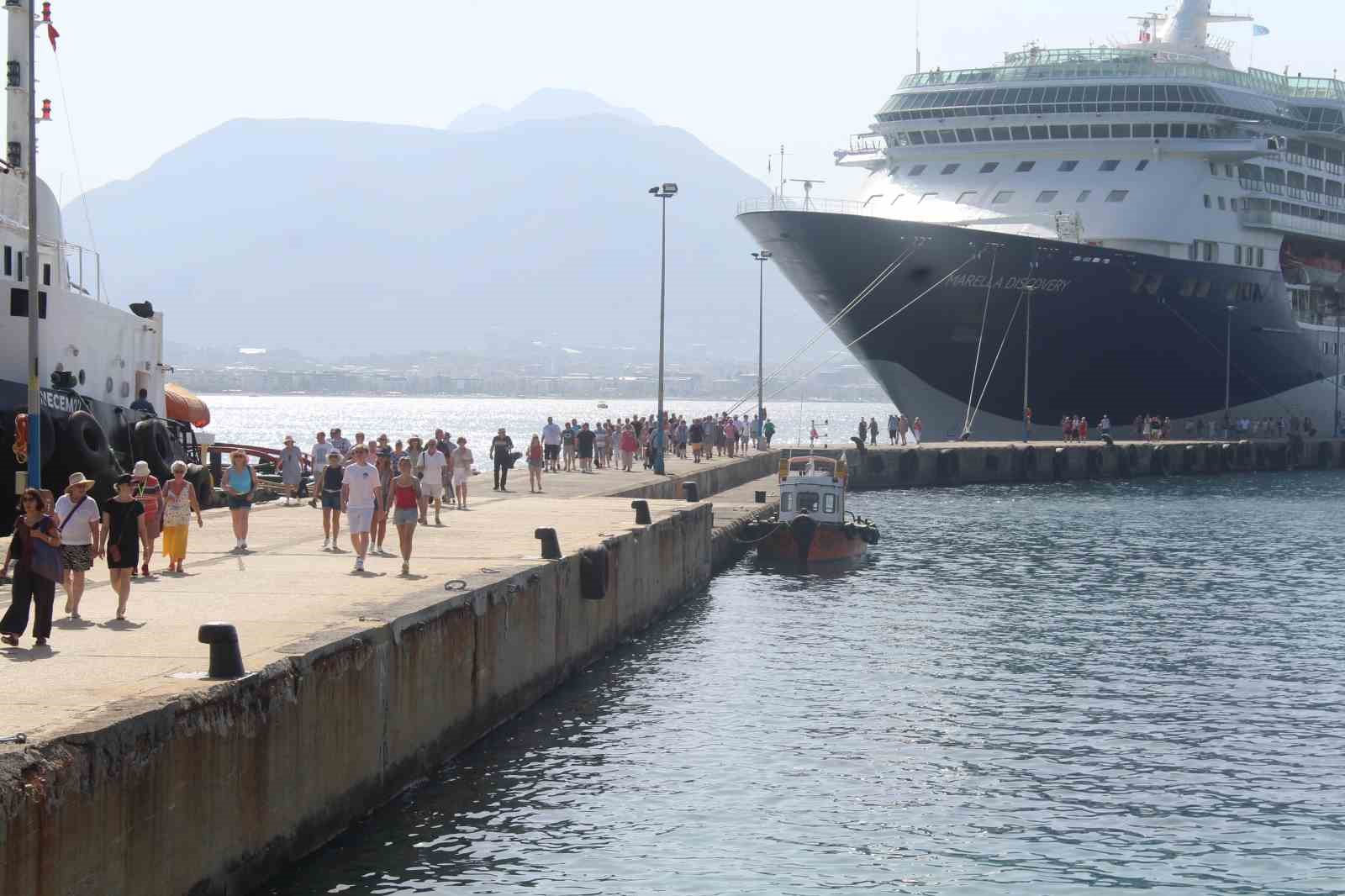 İngiliz turistleri taşıyan yolcu gemisi Alanya’da demirledi