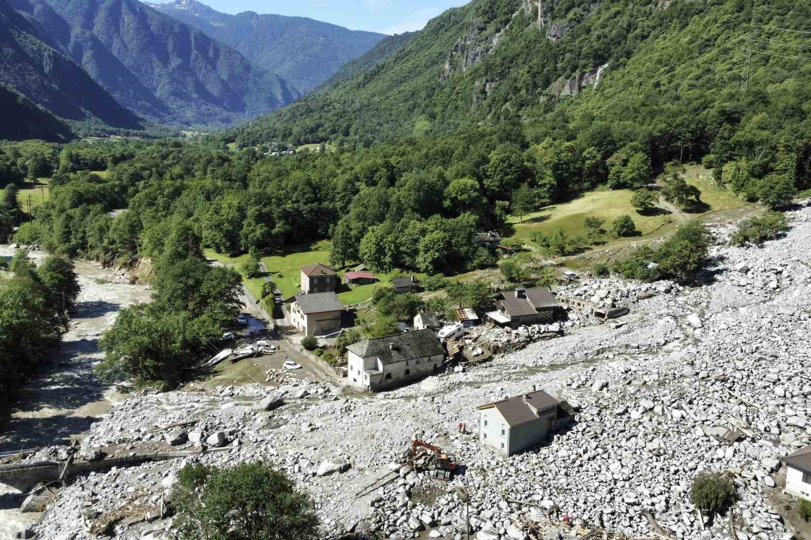 İsviçre’de sel ve toprak kayması