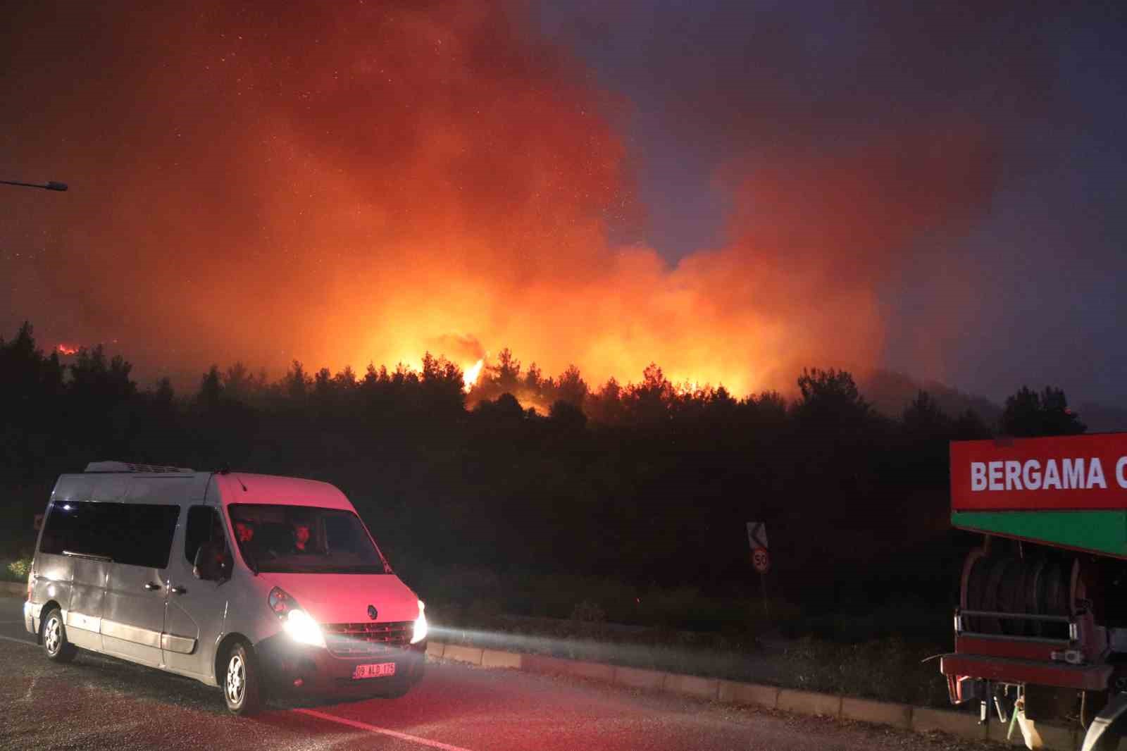 İzmir Selçuk’taki yangın havadan görüntülendi