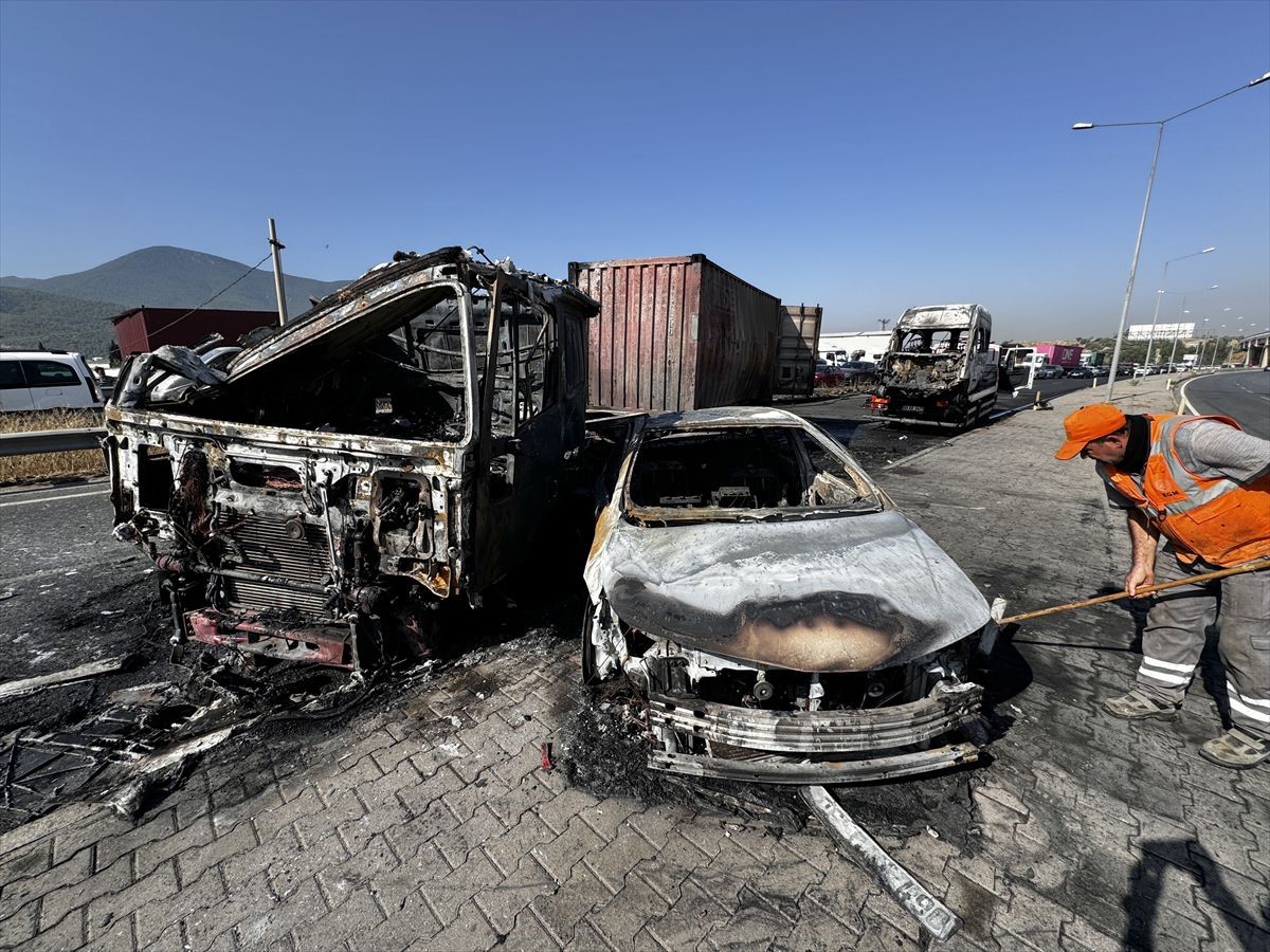 İzmir’de kaza yapan 3 araç yanarak küle döndü: 6 yaralı