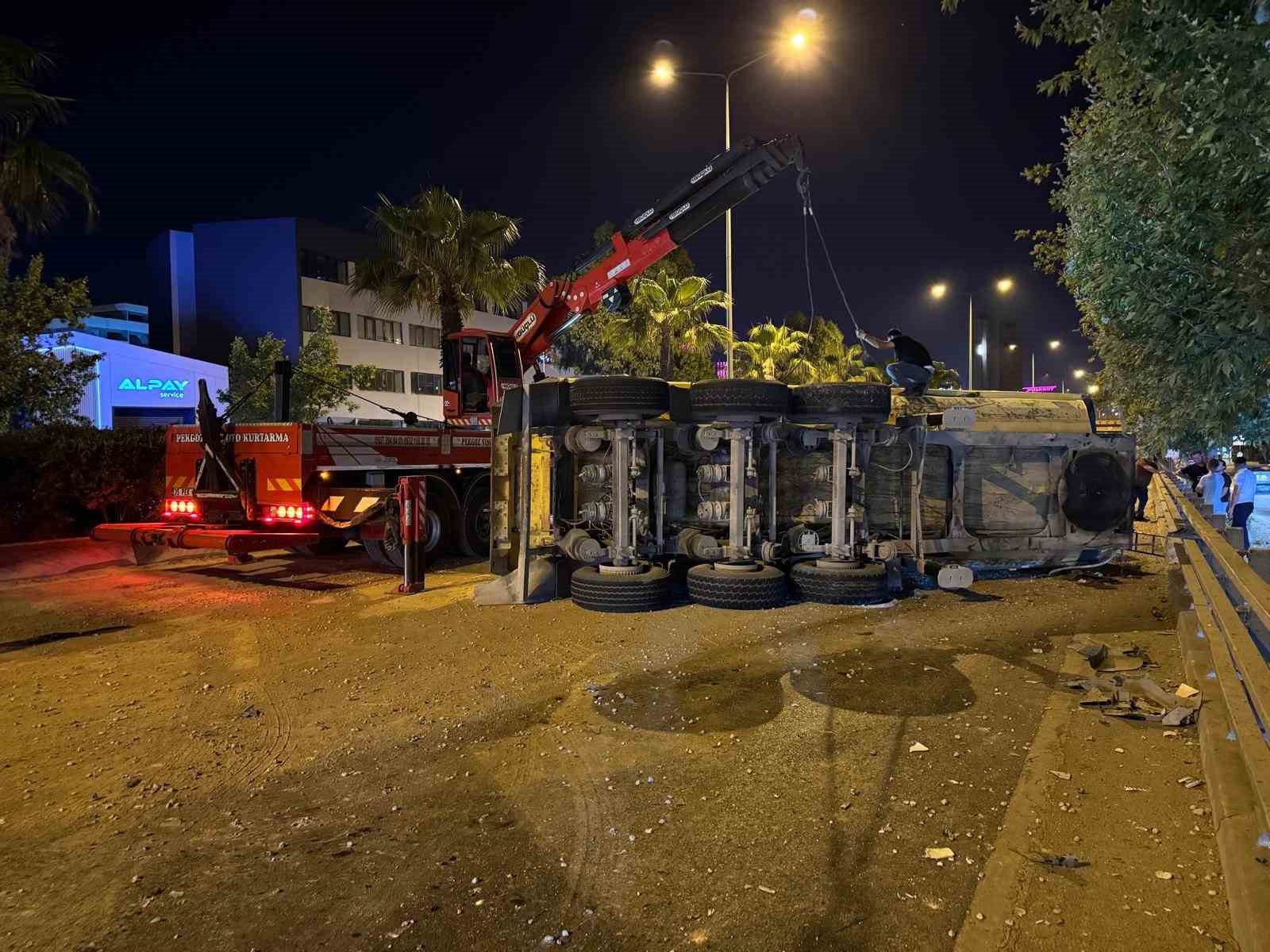 İzmir’de lastikleri patlayan hafriyat kamyonunun dorsesi devrildi