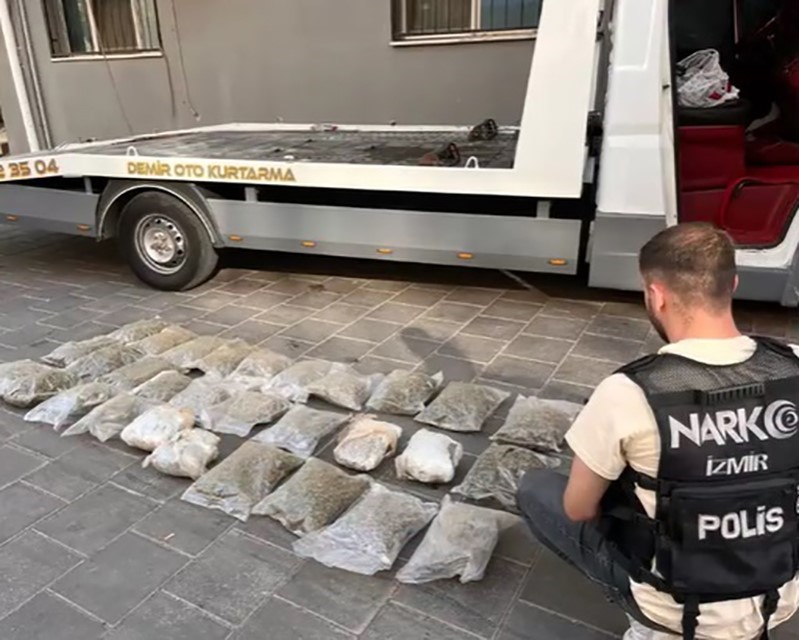 İzmir’de oto kurtarıcıdan 19 kilogramın üzerinde uyuşturucu ele geçirildi