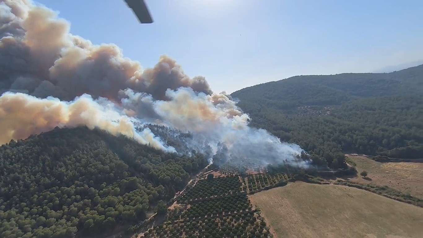 İzmir’in Menderes ve Çeşme ilçelerinin ardından Selçuk ilçesi Pamucak mevkiinde de yangın çıktı. Yangına 4 helikopter ve 5 uçak ile havadan ve karadan müdahale ediliyor.