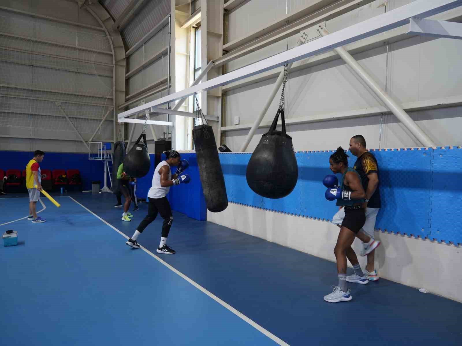 Kadın Boks Milli Takımı, olimpiyatlara yabancı ülkelerle hazırlanıyor