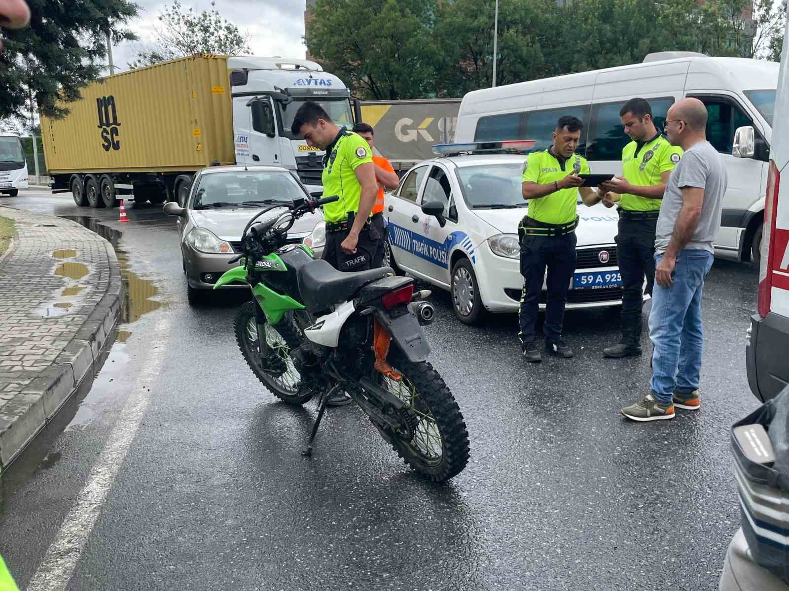 Kapaklı’da otomobil ile çarpışan motosikletteki 2 kişi yaralandı